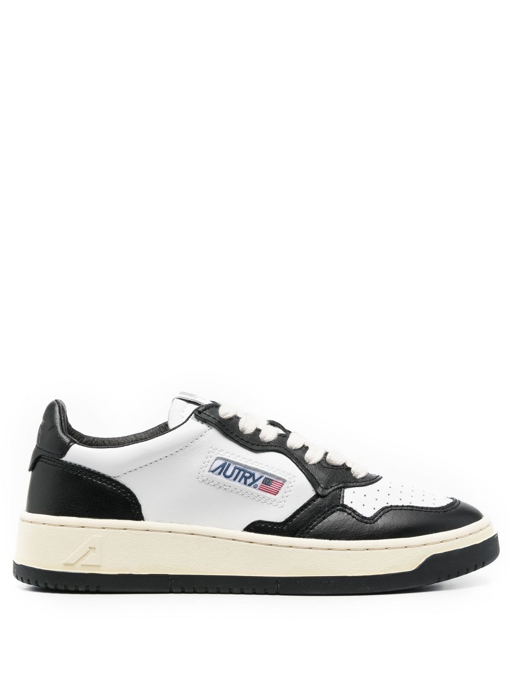 Shop Autry Medalist Low Wom Sneakers In Wht Blk