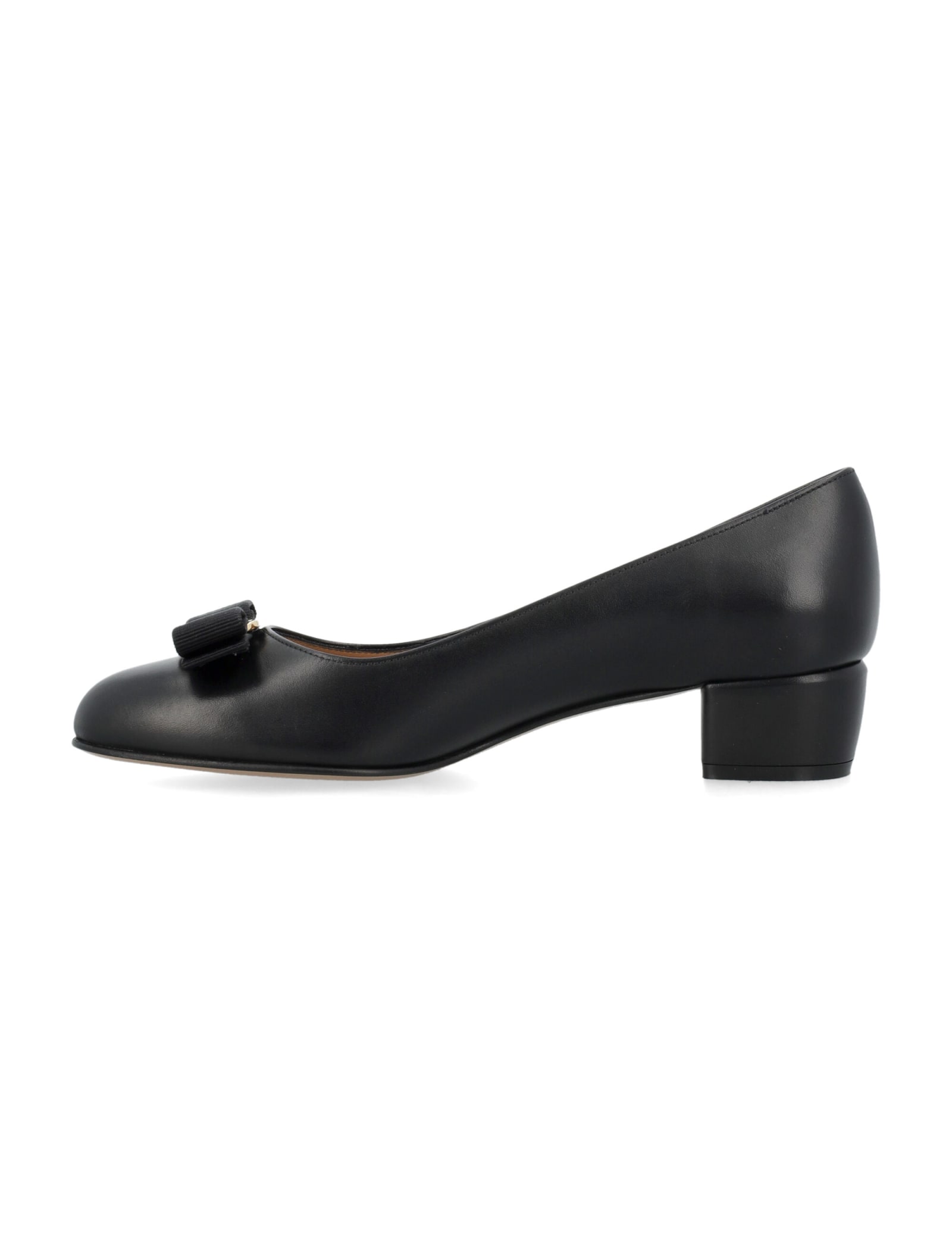 Shop Ferragamo Vara 1 Pump In Nero