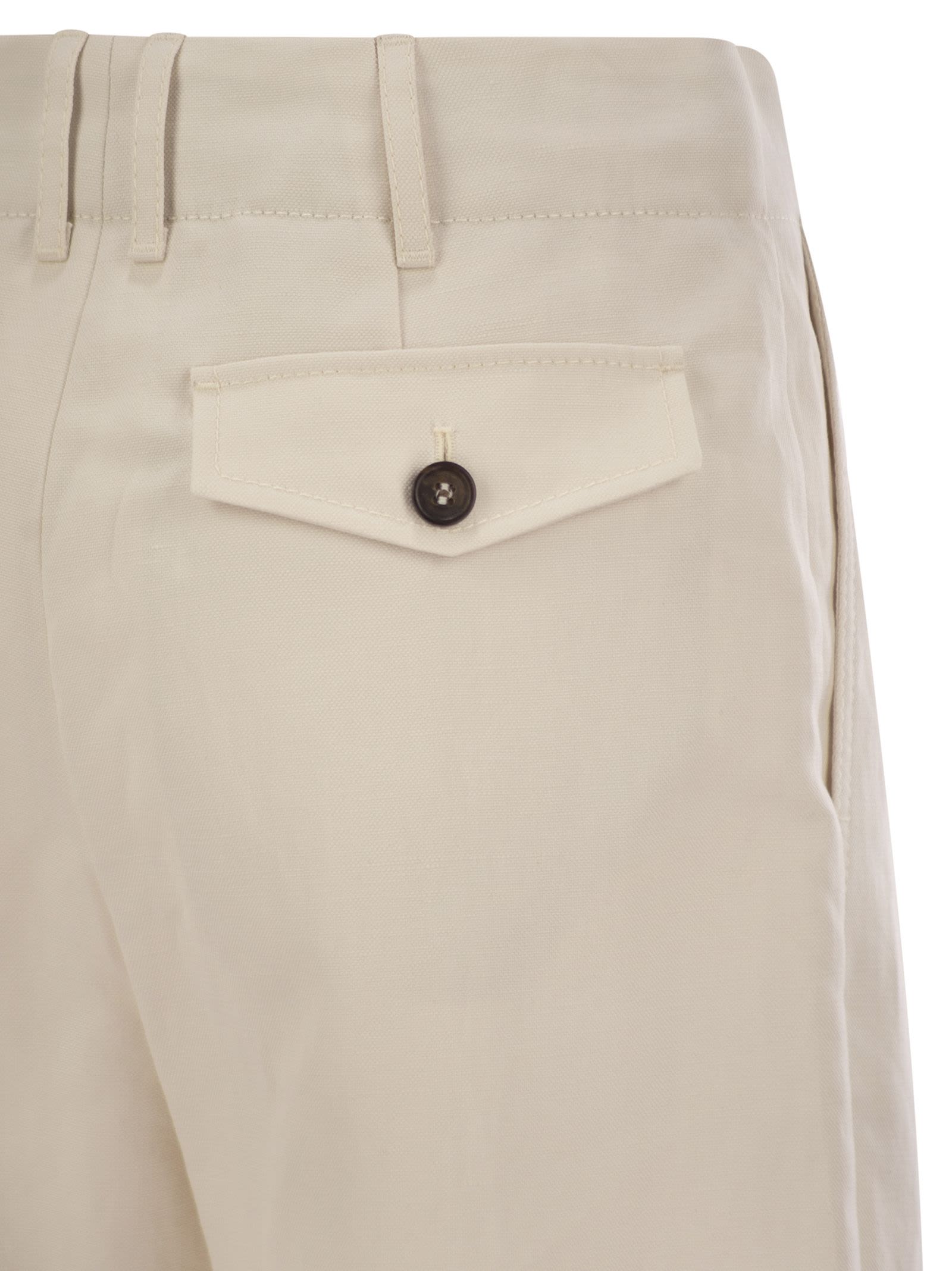 BRUNELLO CUCINELLI PLEATED CHINO TROUSERS IN COTTON CANVAS AND LINEN