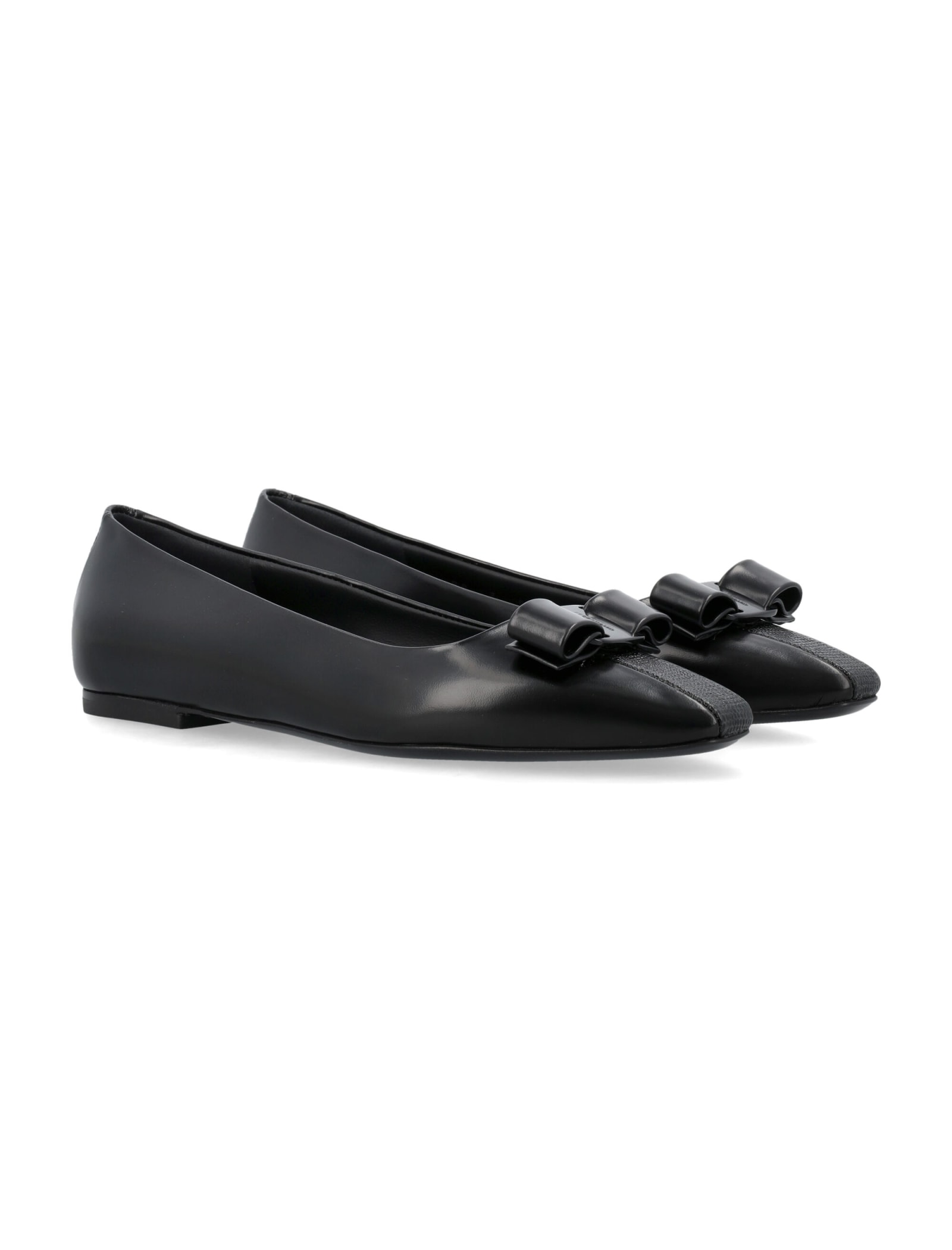 Shop Ferragamo Siwar Ballet Flats In Nero