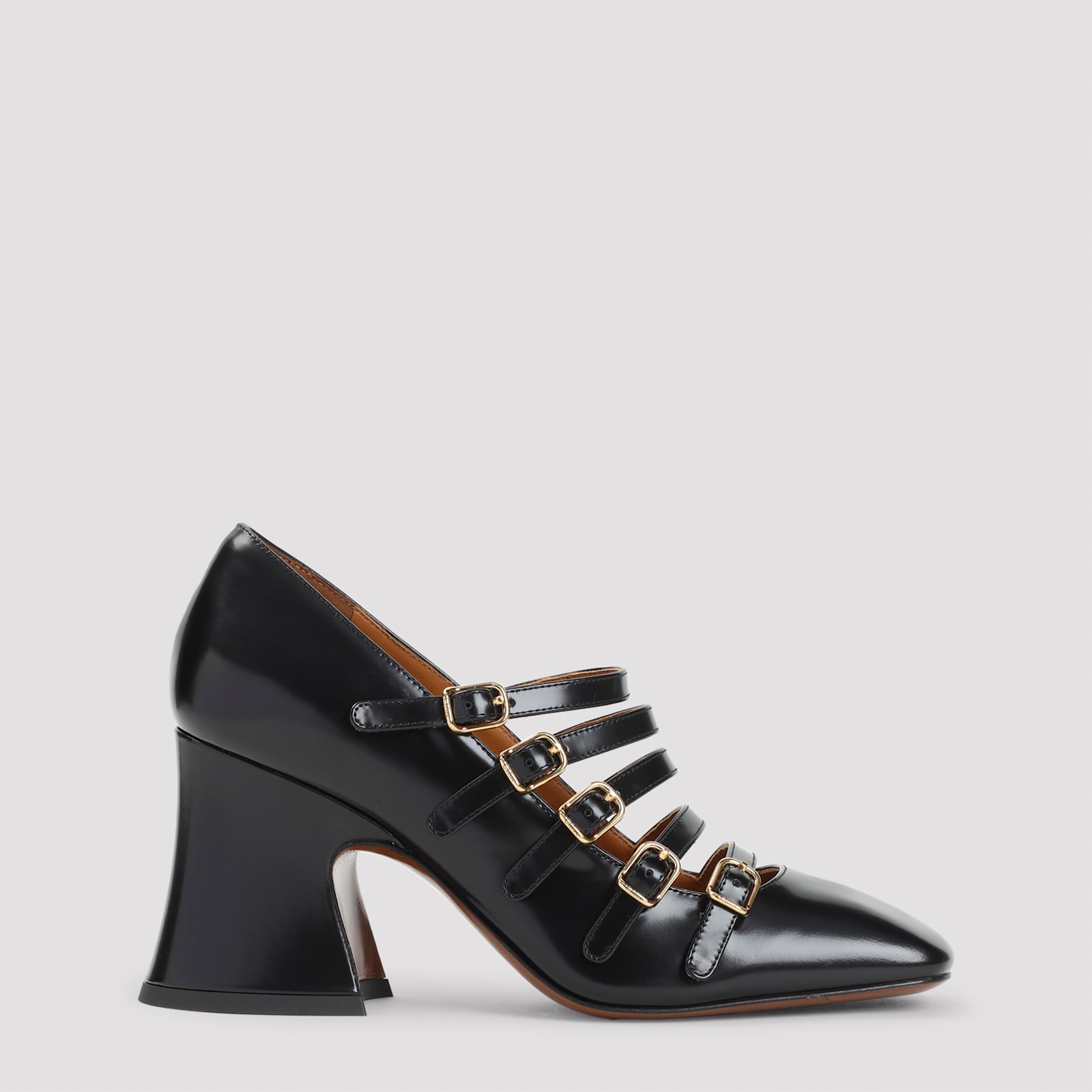 Chloé Janis In Black