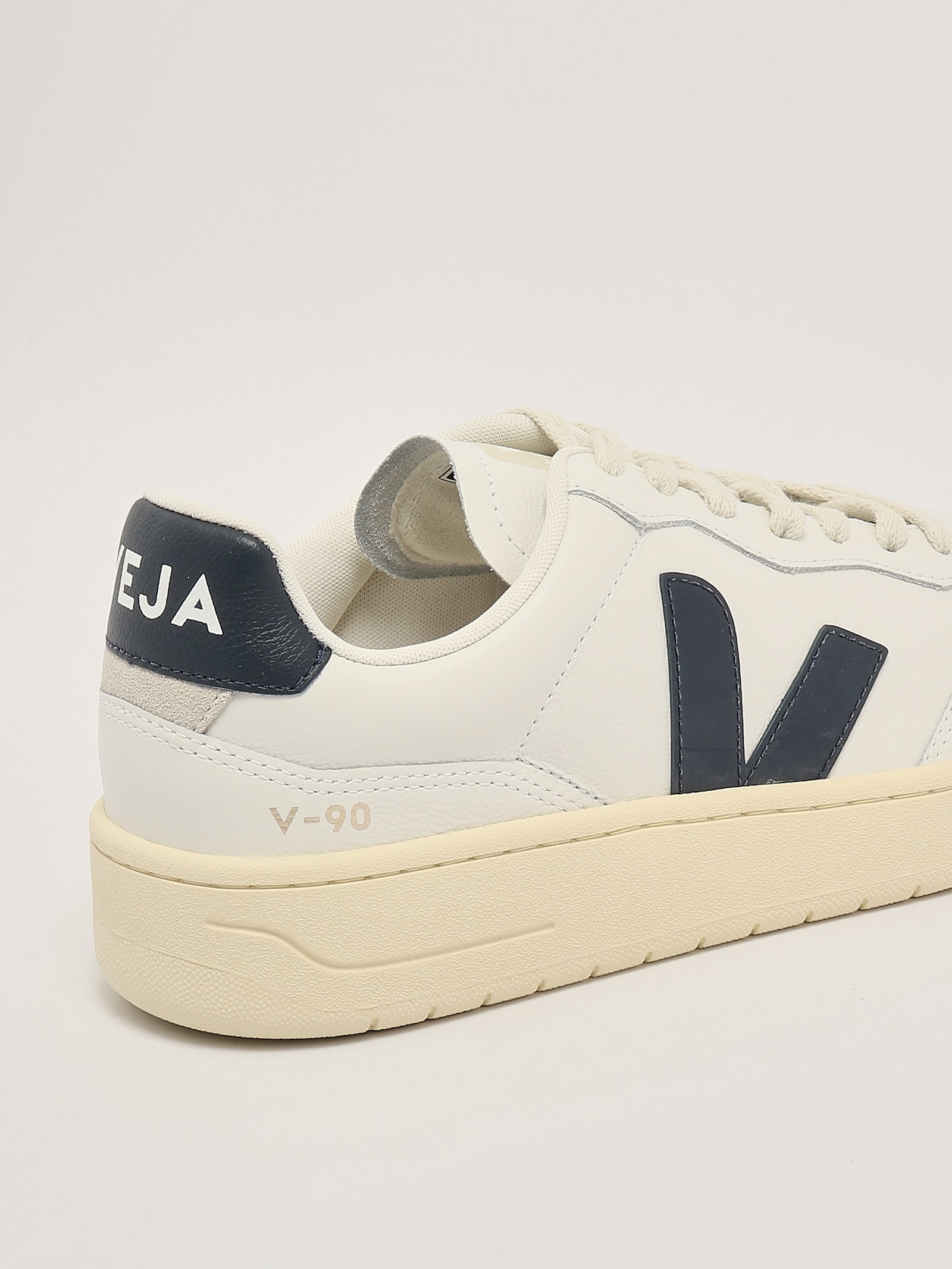 Shop Veja Sneakers Sneaker In Bianco