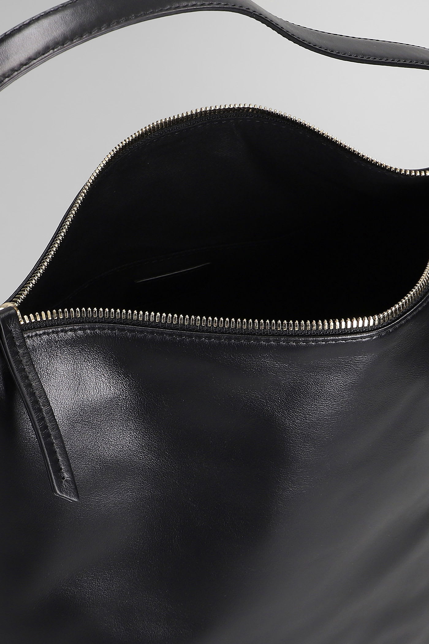 Apc A.p.c. Women Maxi Vera Shoulder Bag In Black