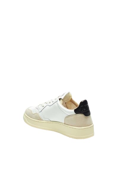 Shop Autry Medalist Low Sneakers In Bianco