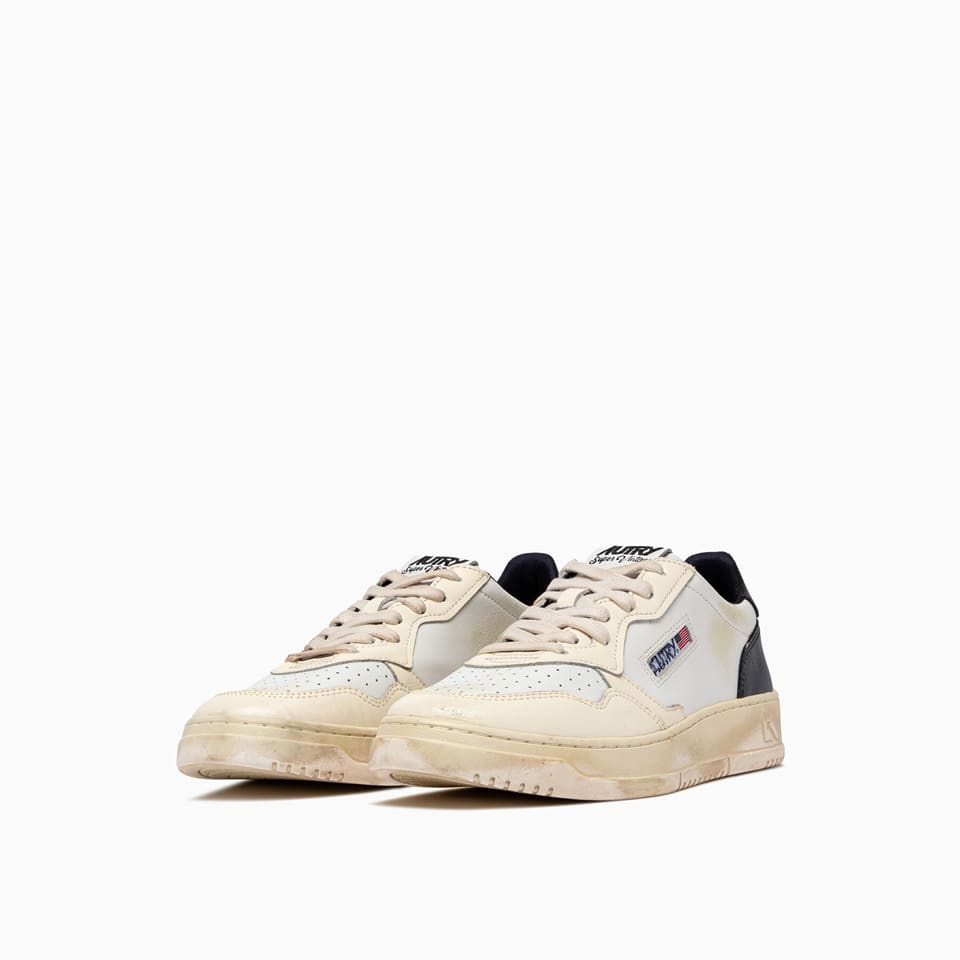 Autry Medalist Low Super Vintage Sneakers In White-black