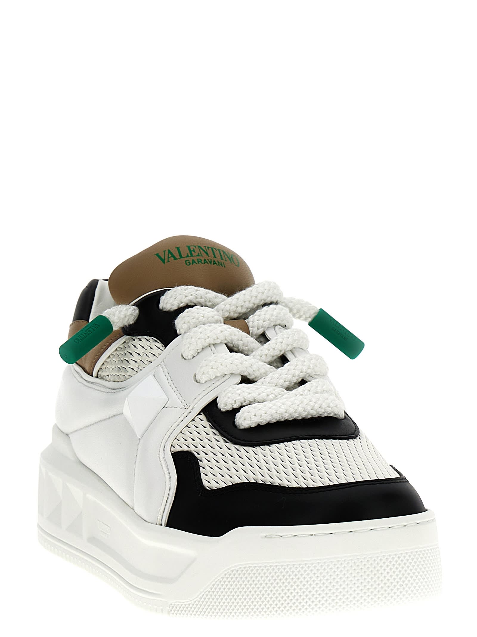 Valentino One Stud Xl Low-cut Casual Shoes In White/black