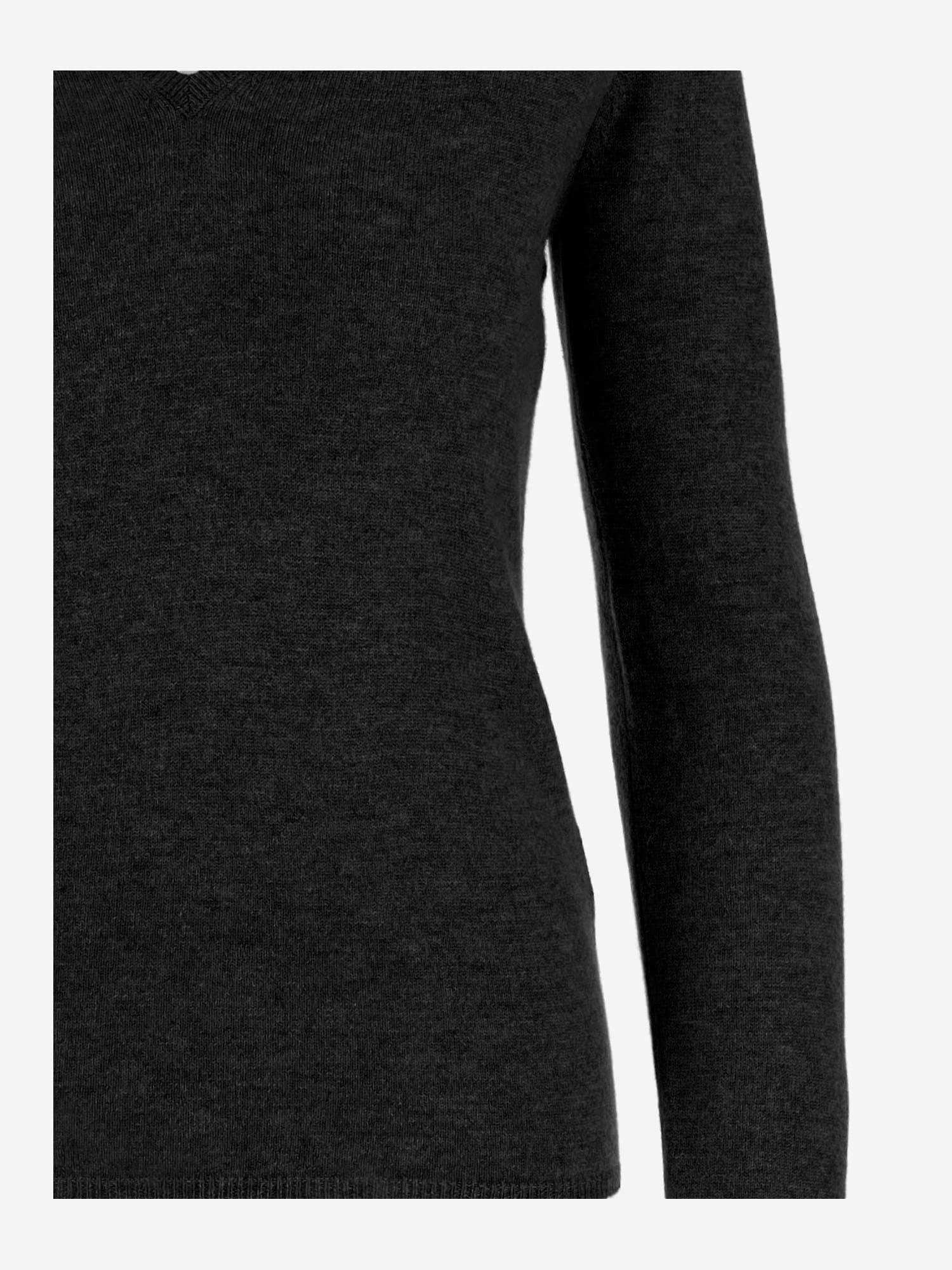 Allude V-neck Cashmere Sweater With Ribbed Edges And Straight Hem In Black