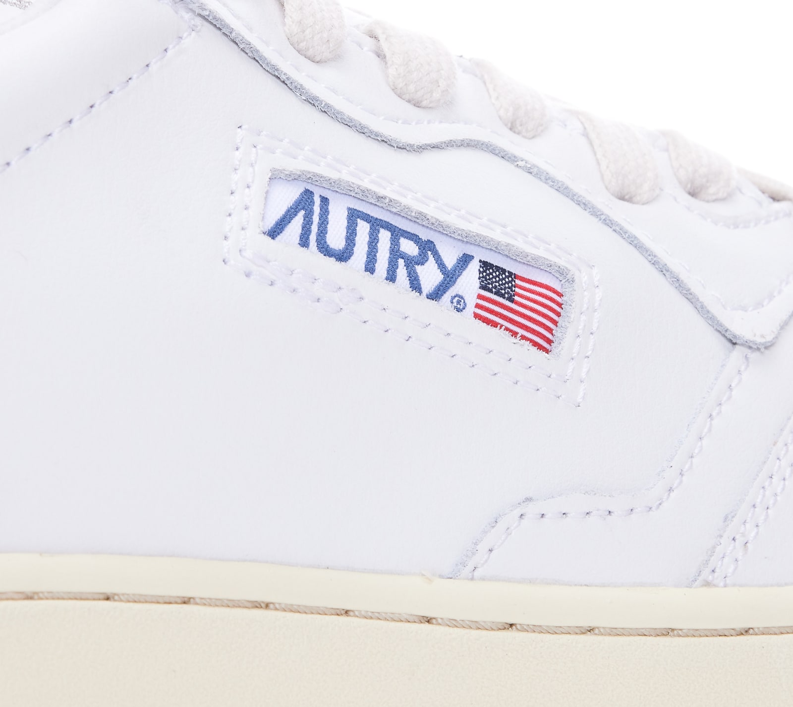 Shop Autry Low Medialist Sneakers In Bianco