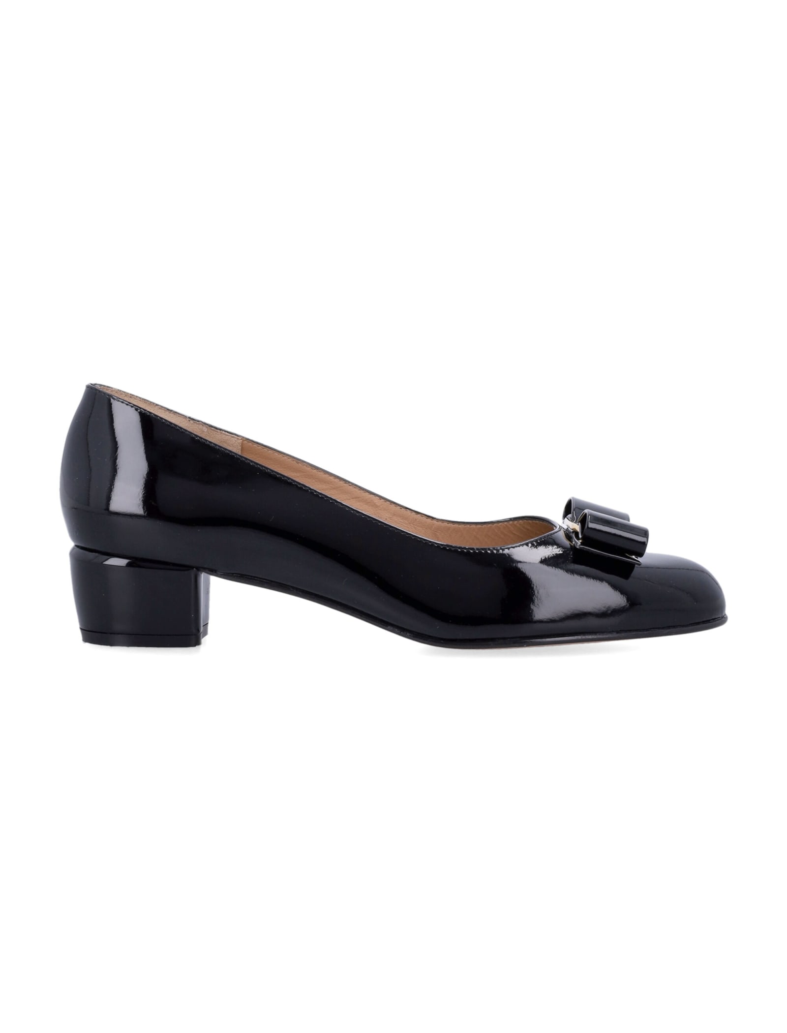 Shop Ferragamo Vara Pumps In Nero