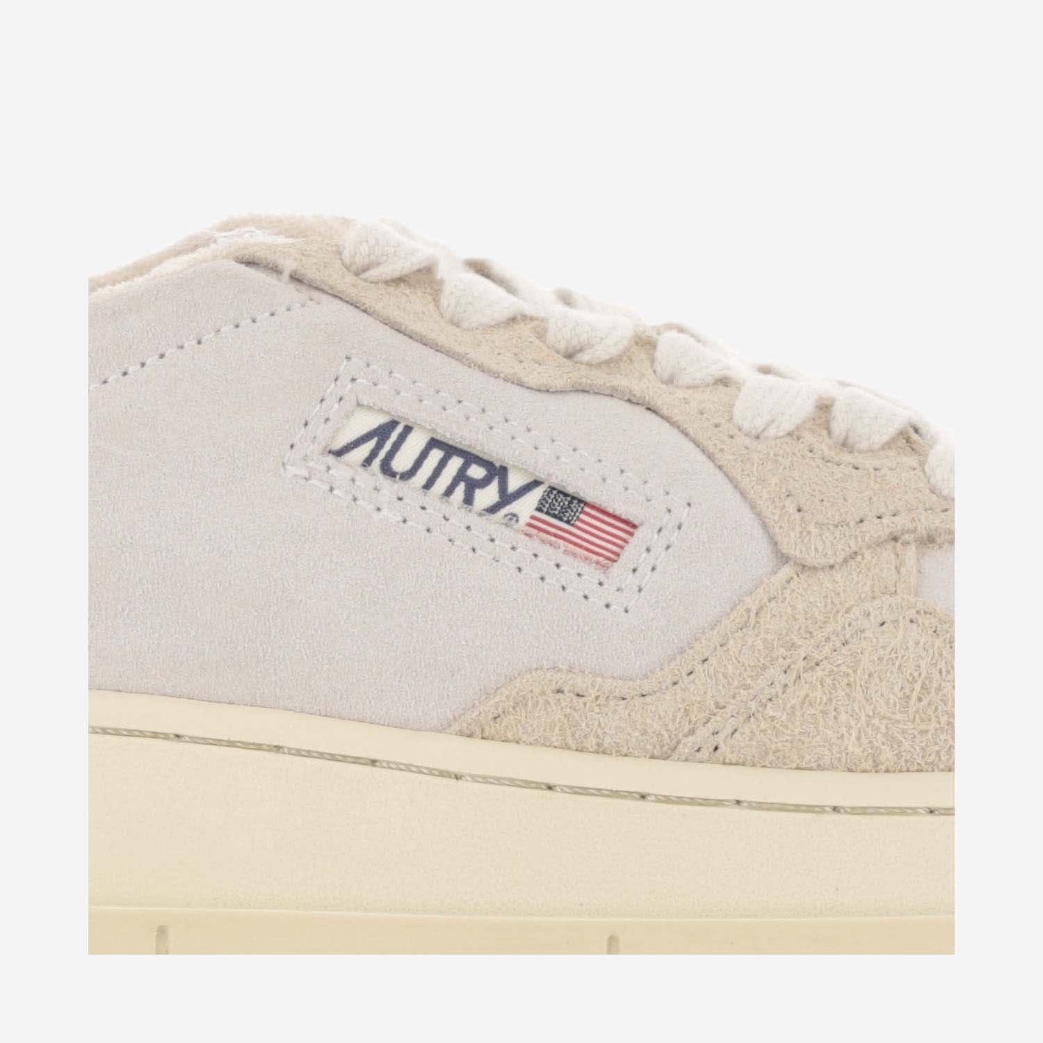 Shop Autry Low Medalist Sneakers In Ecru