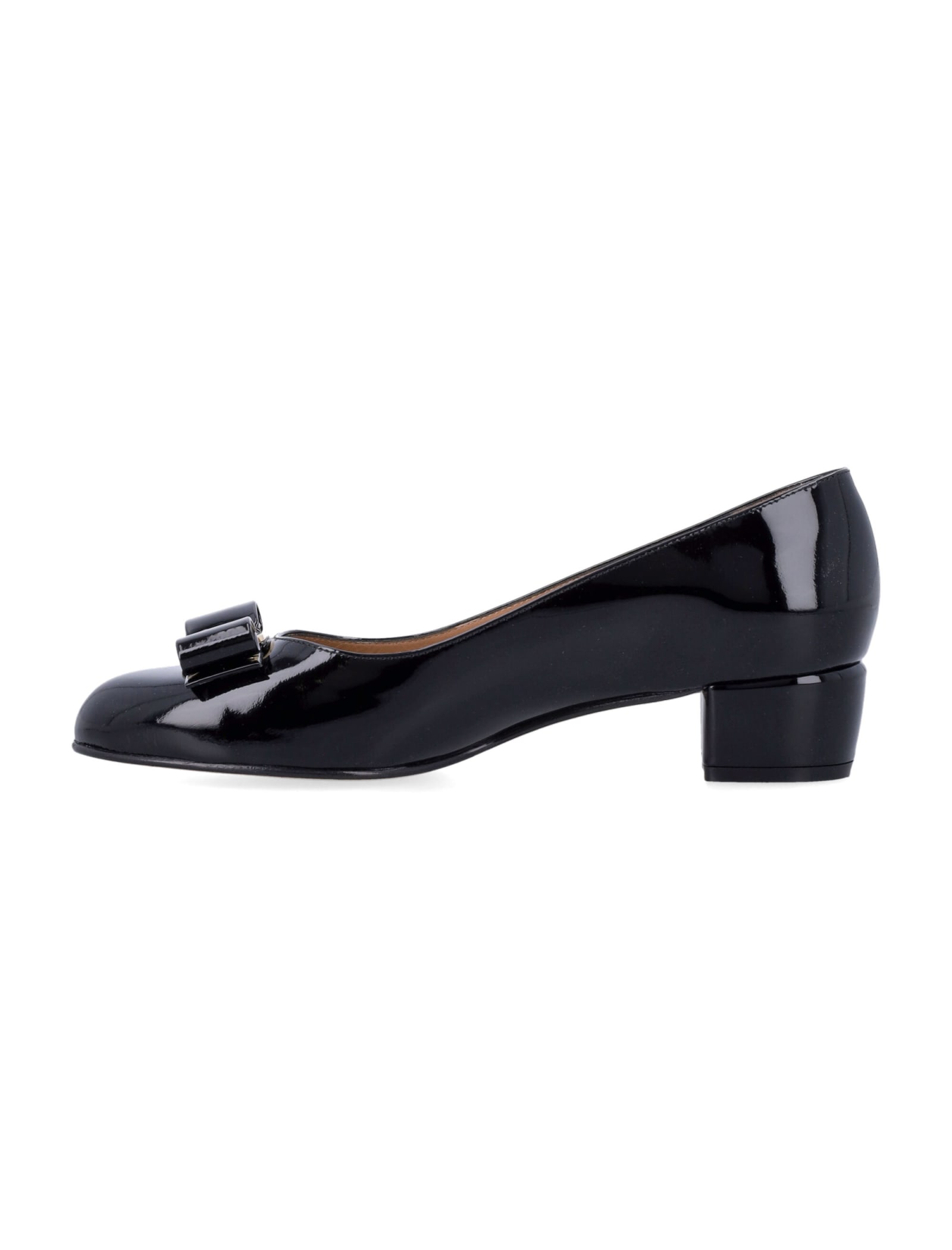 Shop Ferragamo Vara Pumps In Nero