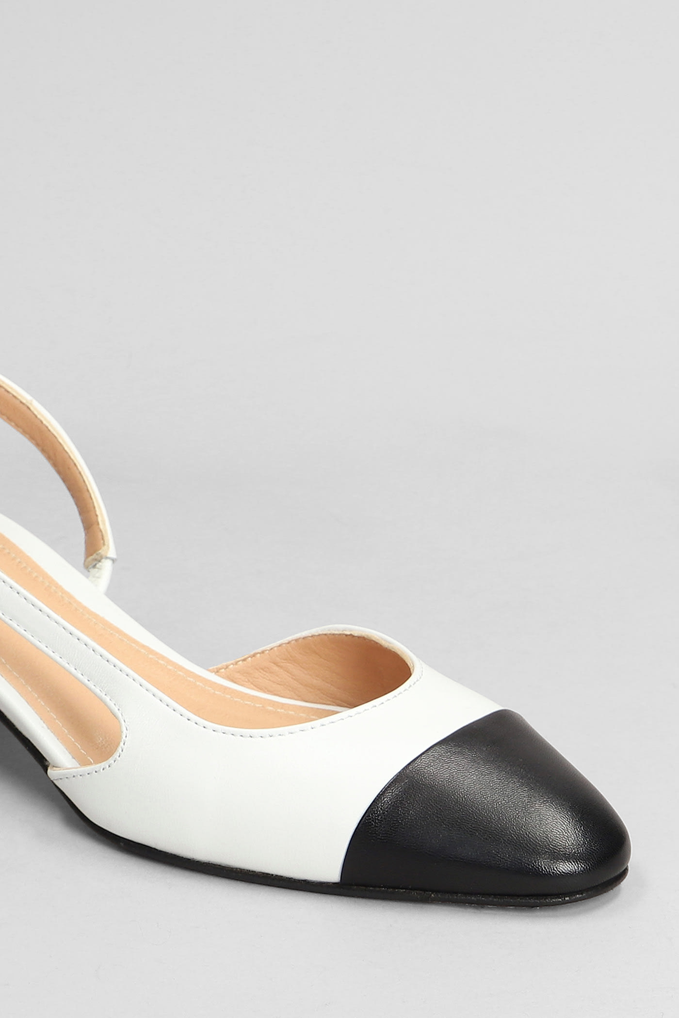 Julie Dee Pumps In White Leather In White