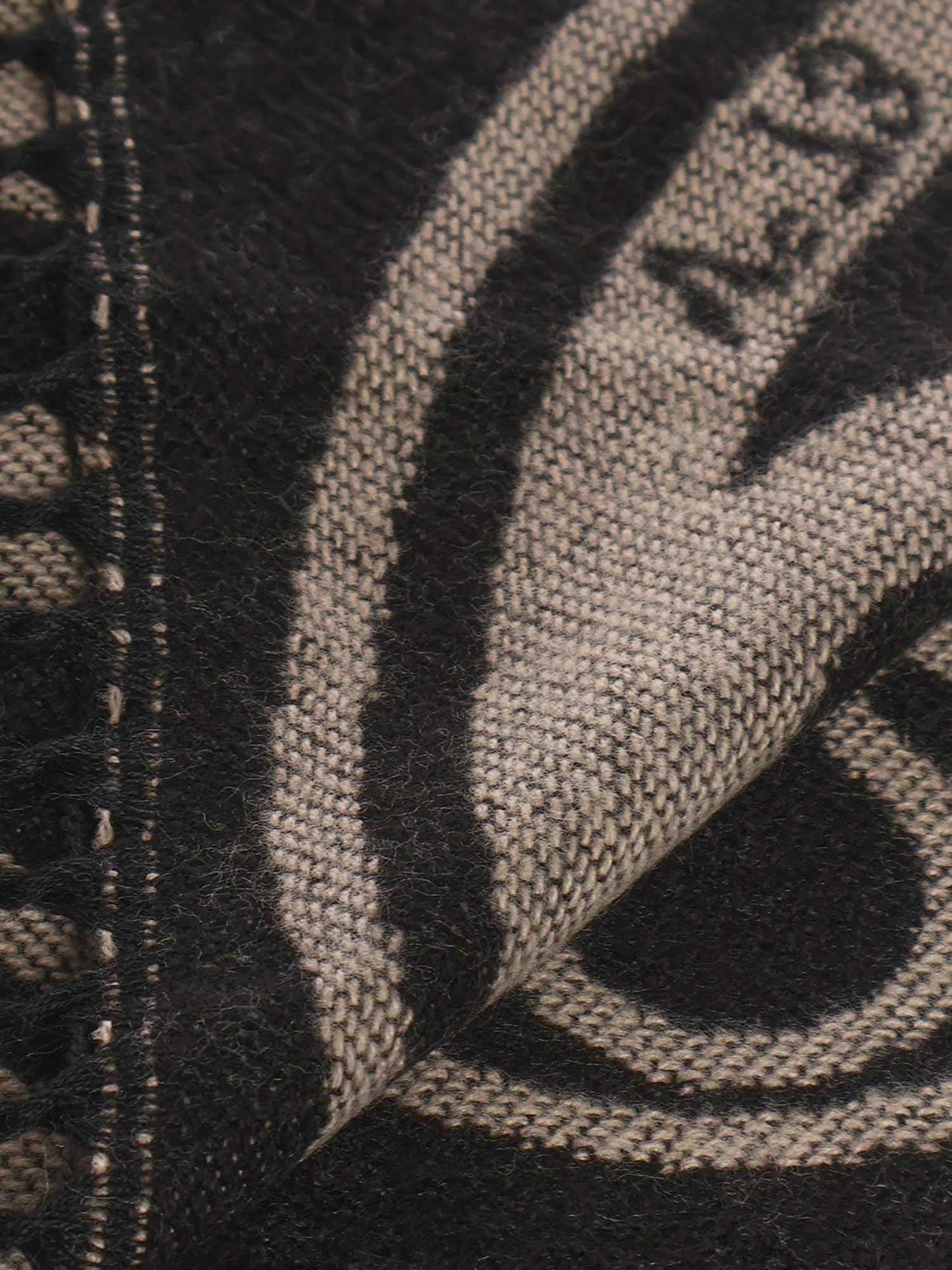 V73 Caroline Jacquard Scarf In Black