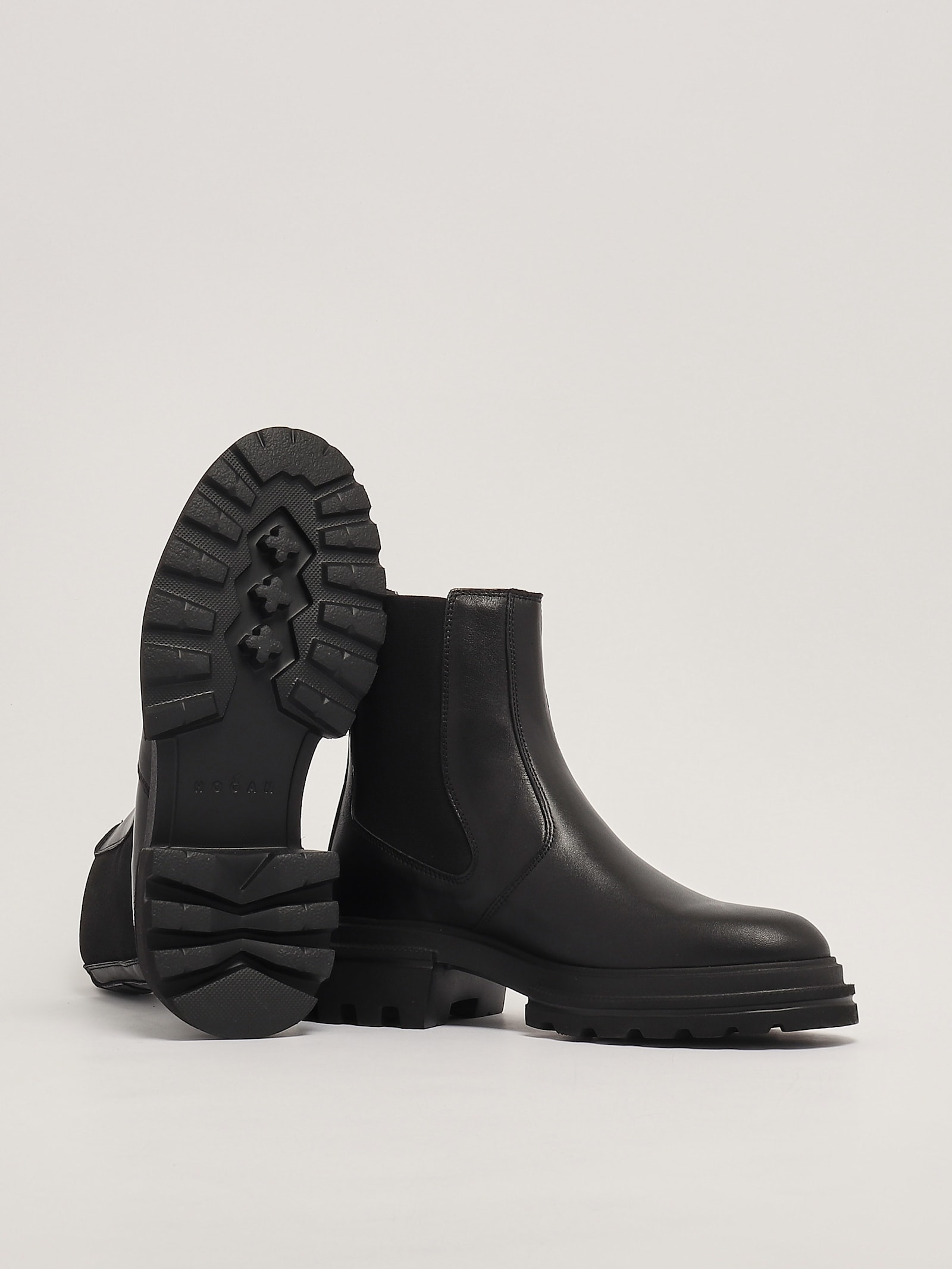 Shop Hogan H674 Chelsea Boots In Nero