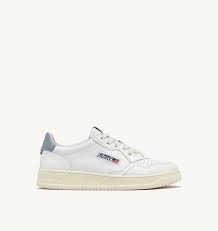 Shop Autry Medalist Low Sneakers In Bianco