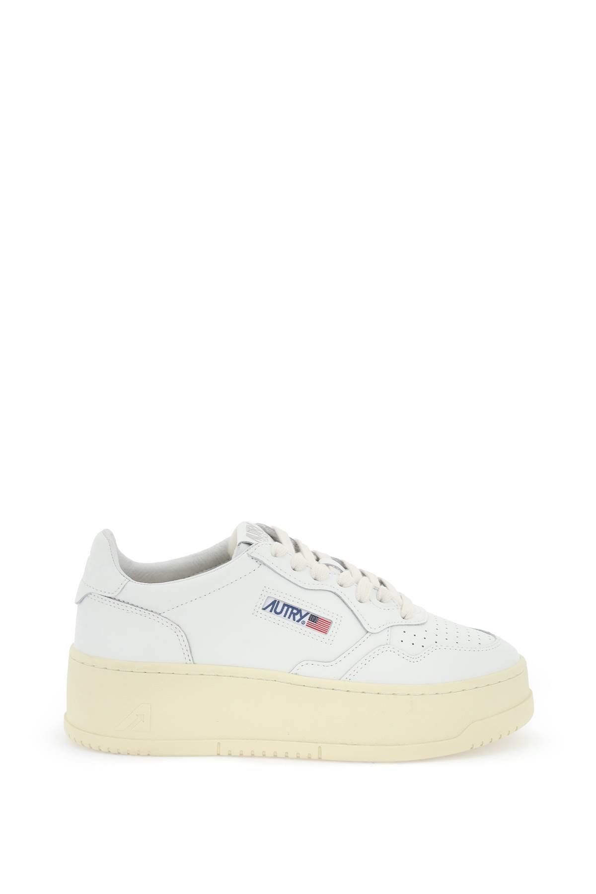 Shop Autry Medalist Low Sneakers In Bianco