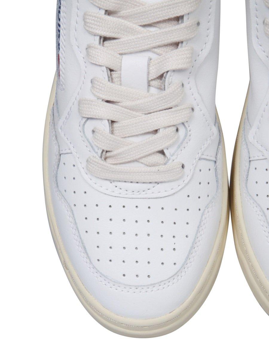 Autry Round Toe Lace-up Sneakers In Bianco