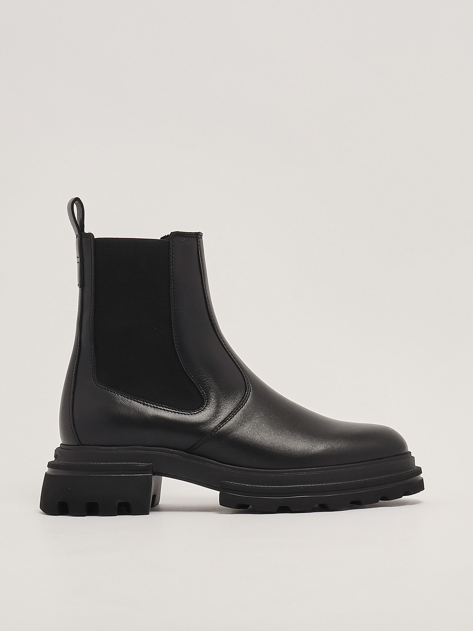 Shop Hogan H674 Chelsea Boots In Nero