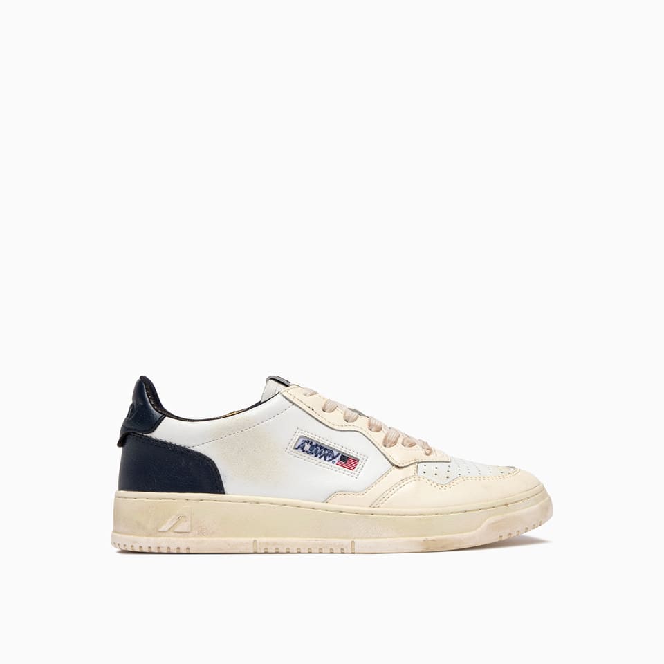 Autry Medalist Low Super Vintage Sneakers In White-black