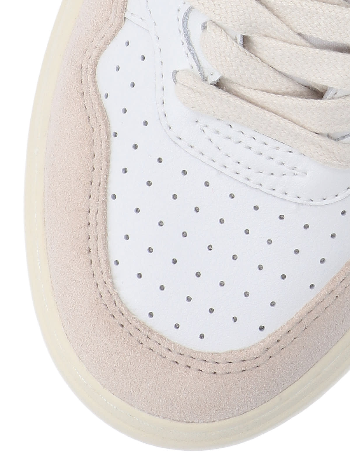 Shop Autry Low Sneakers Medalist 01 In White/pink