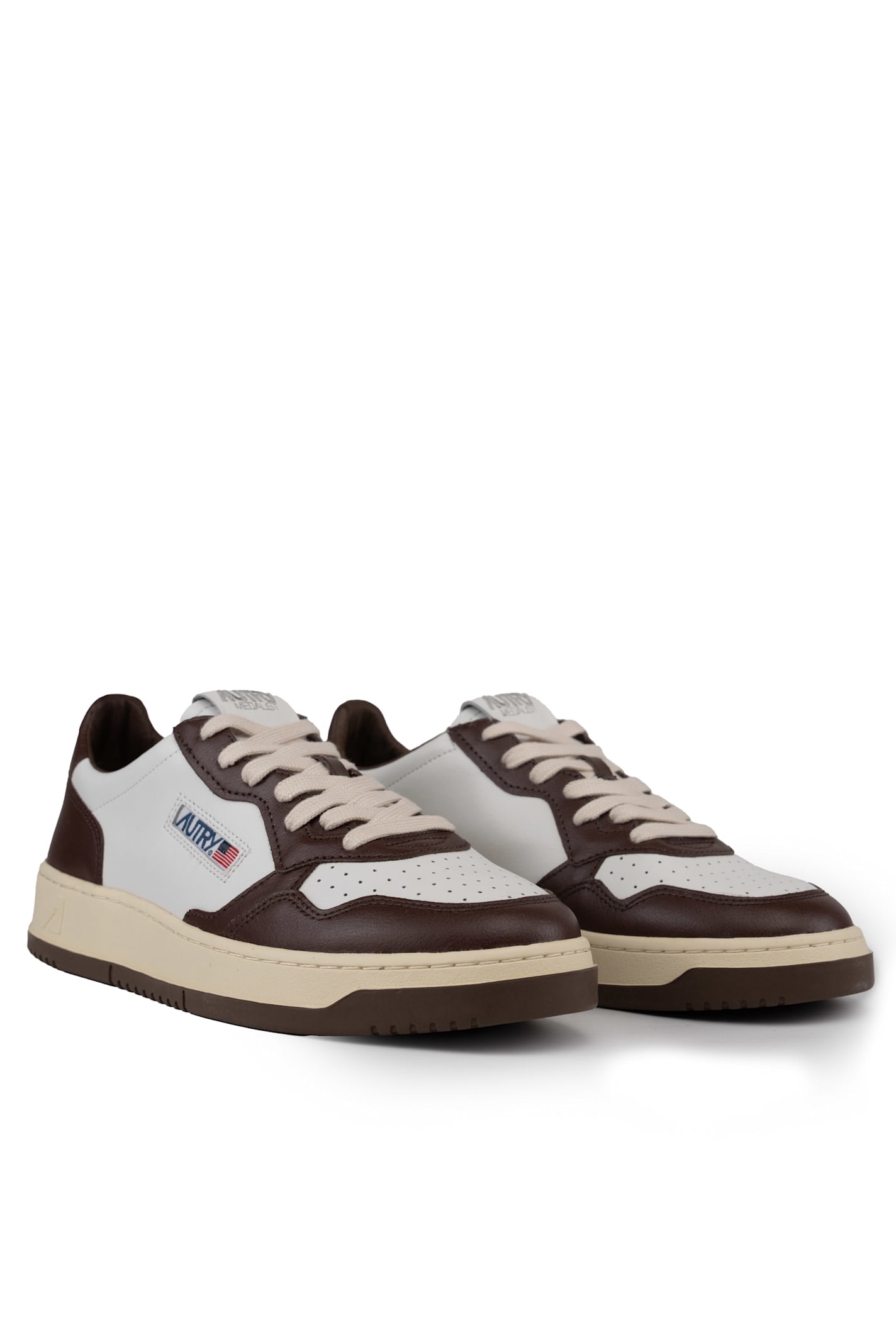 Shop Autry Medalist Low Sneakers In Two-tone White/chestnut Leather In Leat/leat Wht/chestnut