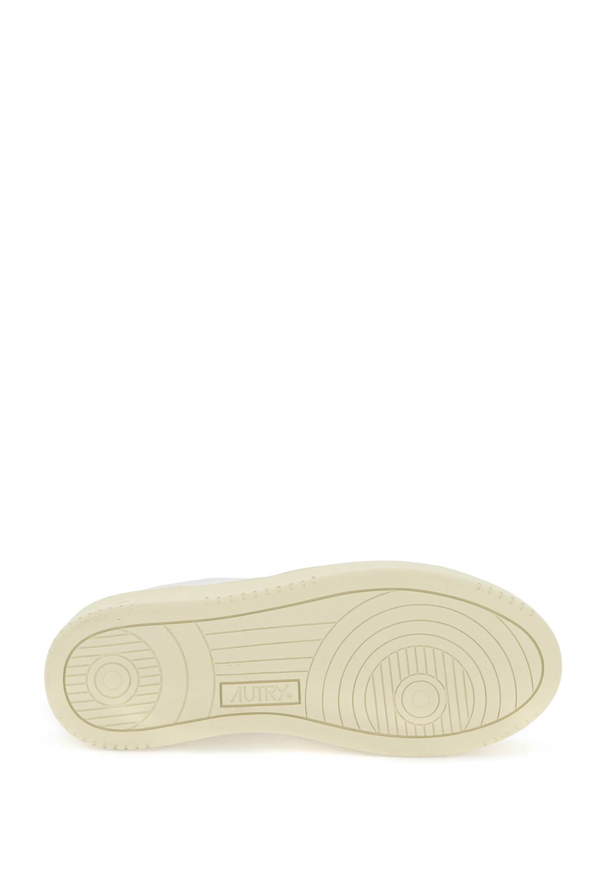 Shop Autry Medalist Low Sneakers In Bianco