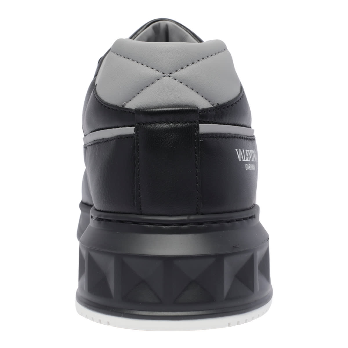 Valentino One Stud Low-top Sneakers In Black