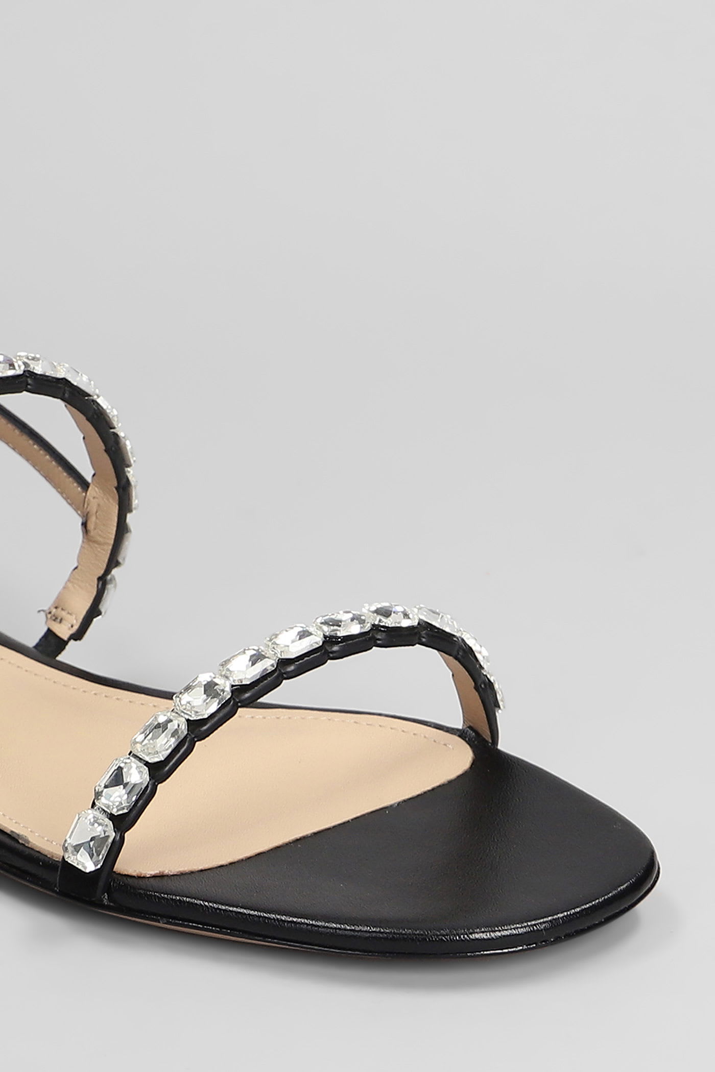 Lola Cruz Flats In Black Leather In Black