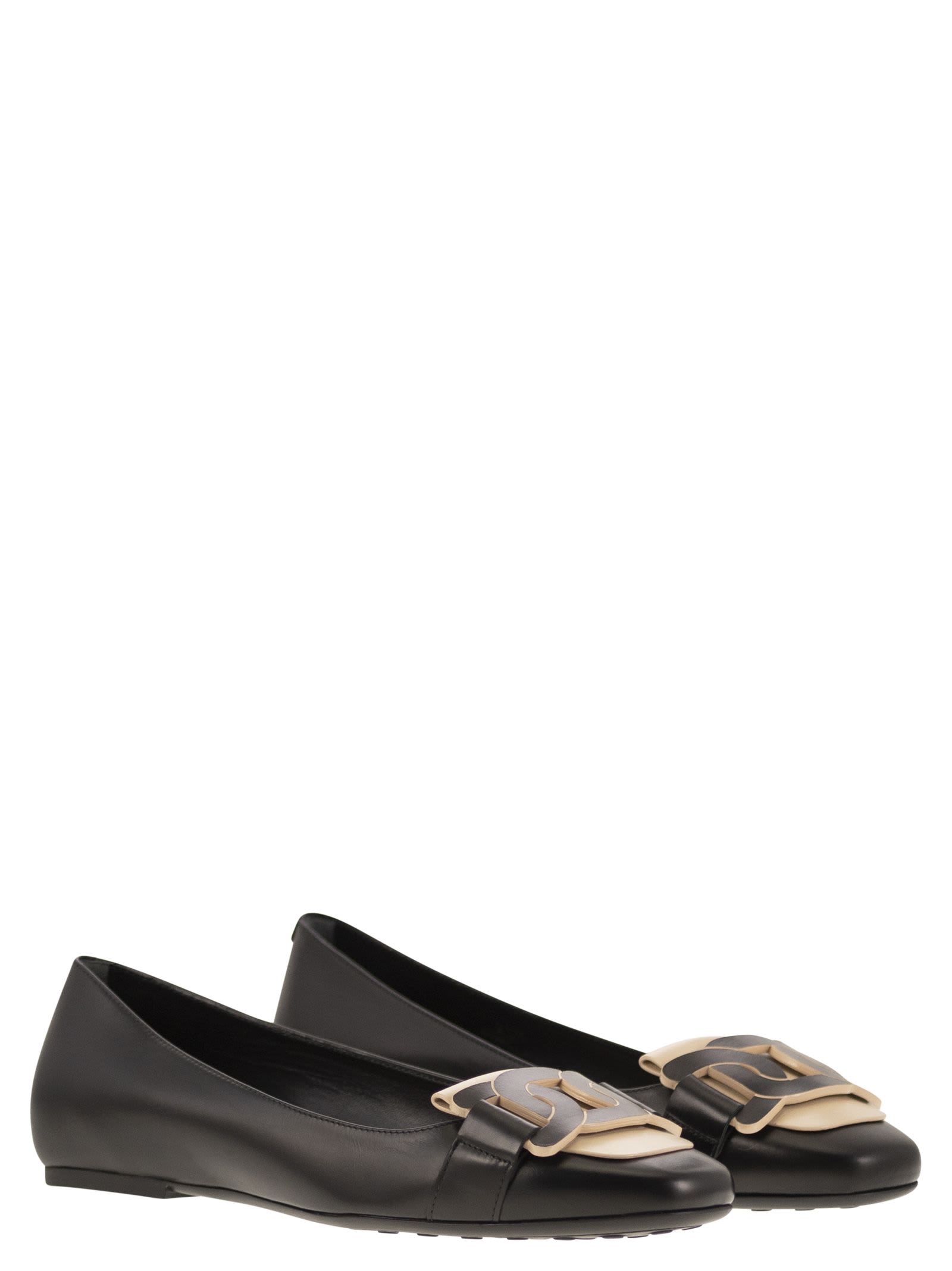 Shop Tod's Leather Ballerina With Chain In Black