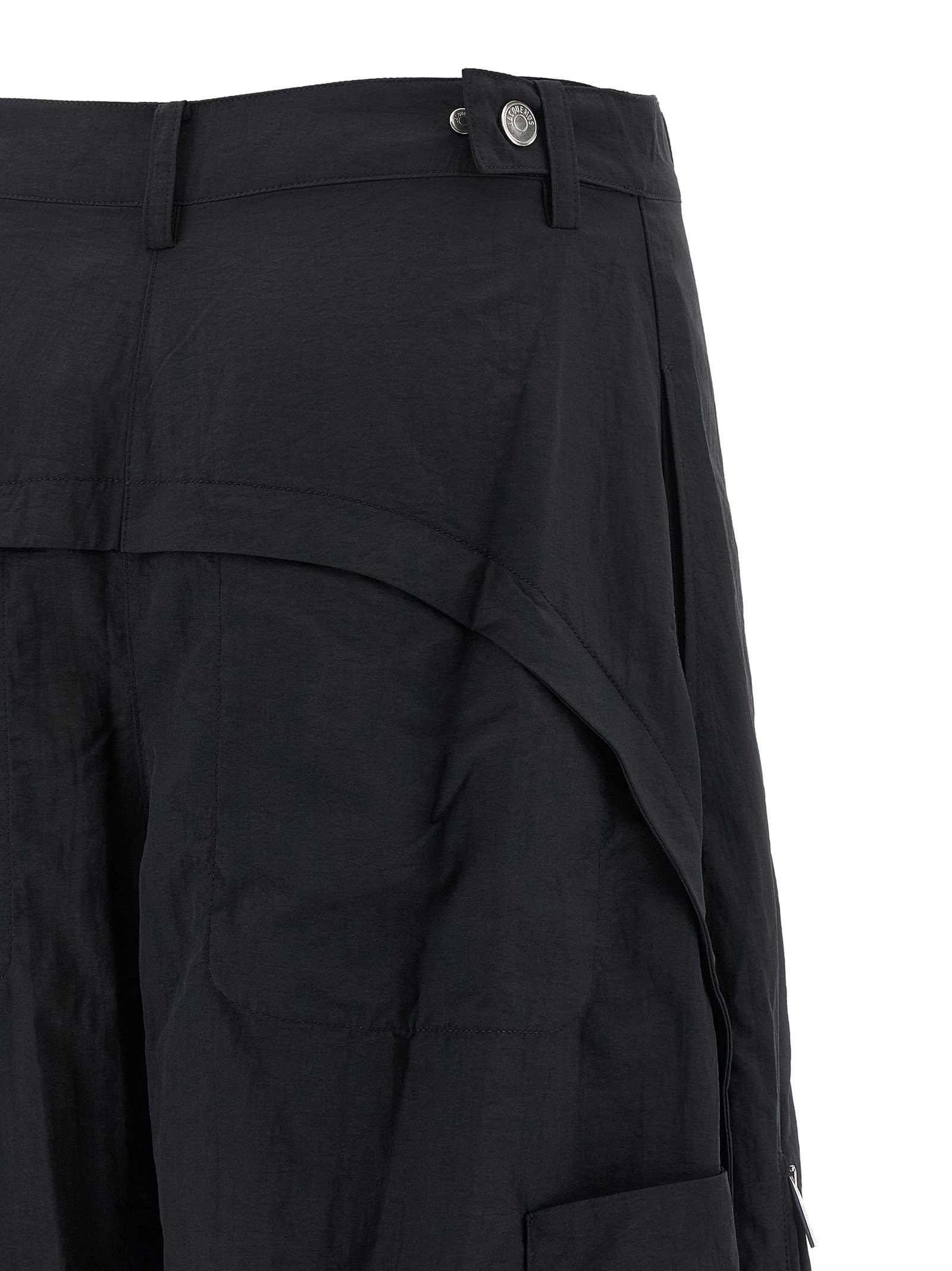 Jacquemus Relaxed Fit Trousers Featuring Side Zippers In Black