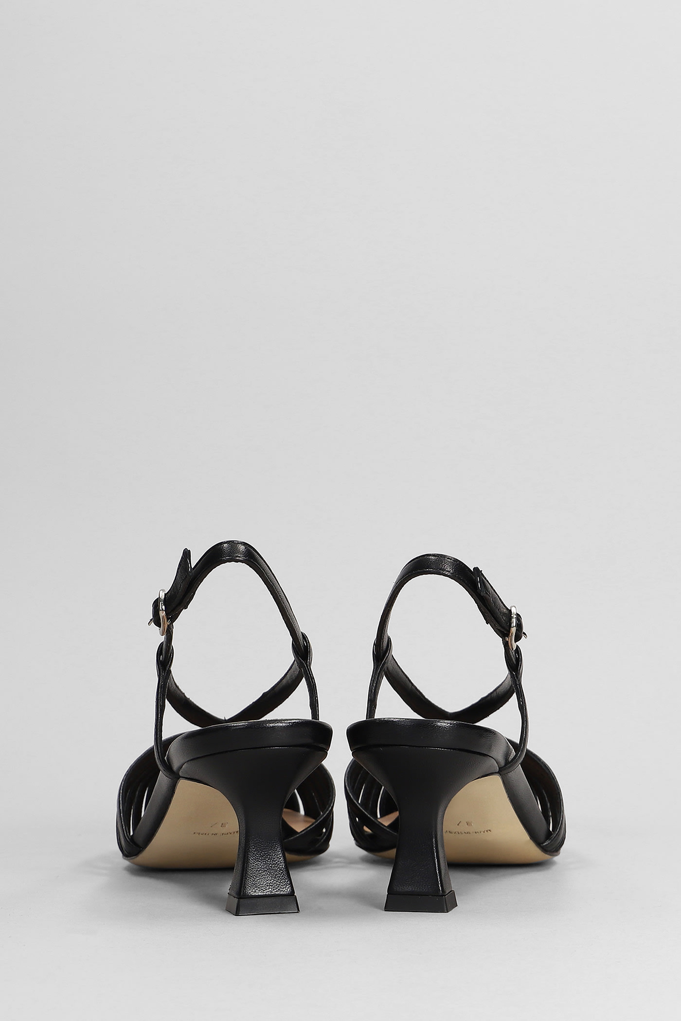 Julie Dee Pumps In Black Leather In Black