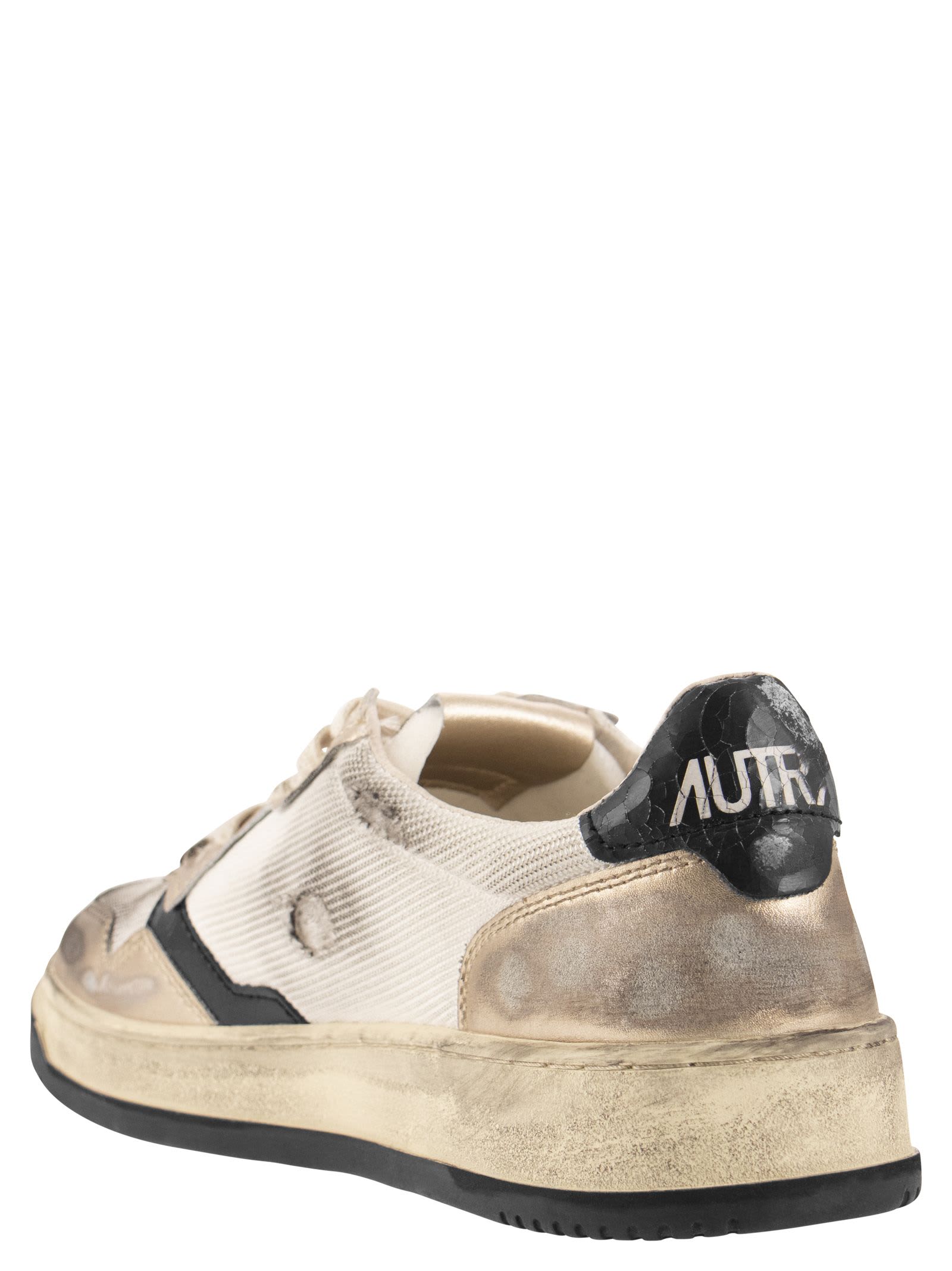 Autry Super Vintage Medalist Low Sneakers In White/gold