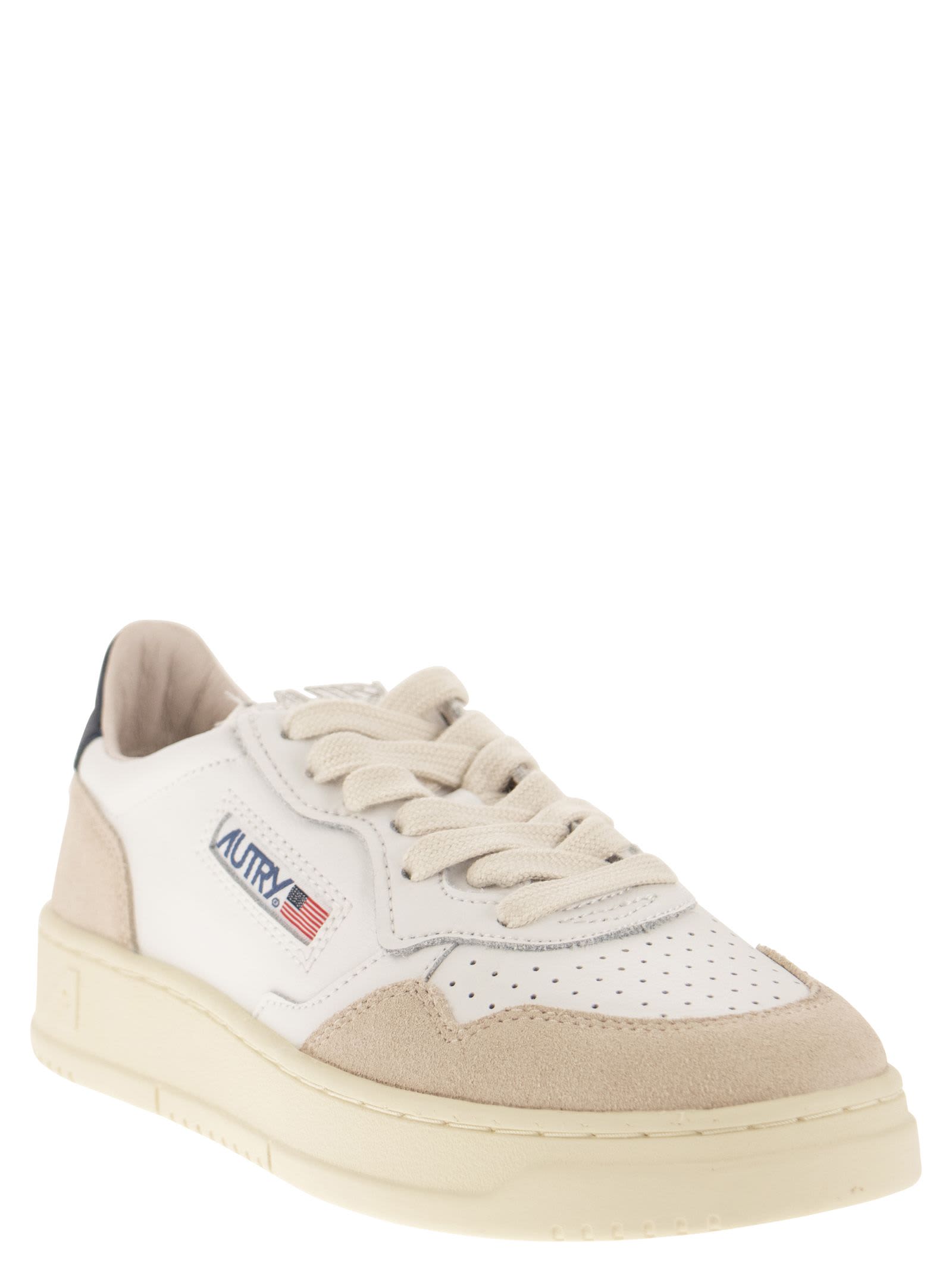 Autry Low Top Medalist Sneakers In White