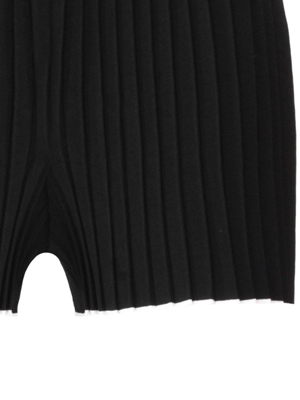Shop Jacquemus Thigh High Low-top Shorts In Nero
