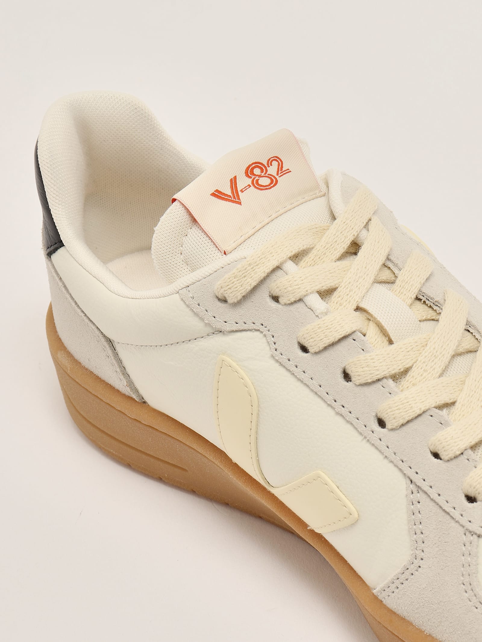 Veja V-82 In Pelle O.t. Sneaker In White