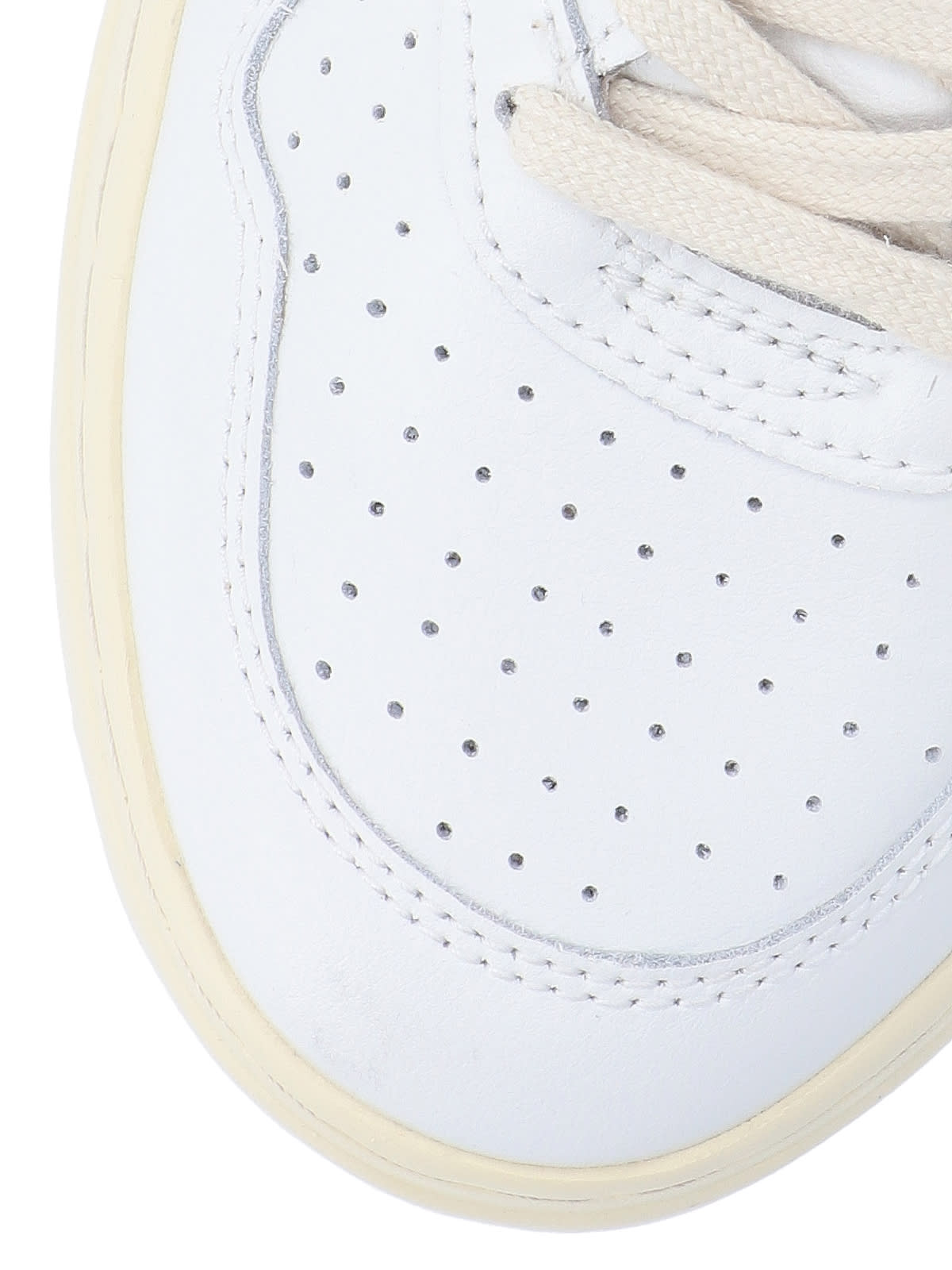 Shop Autry Medialist Low Sneakers In Bianco