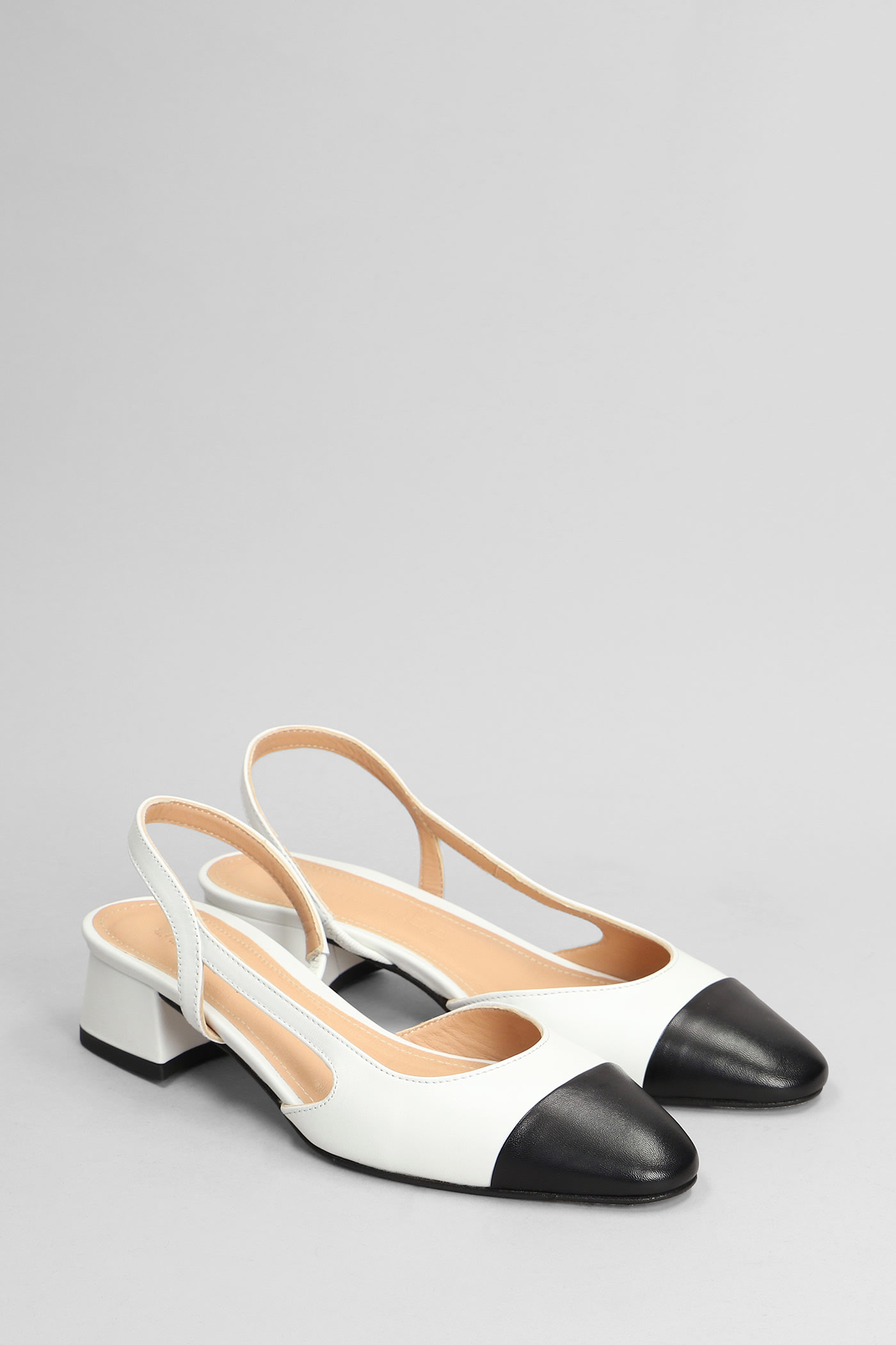 Julie Dee Pumps In White Leather In White