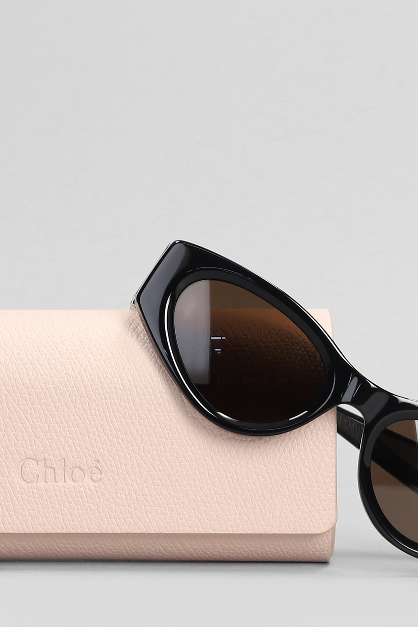 Chloé Cat-eye Sunglasses In Black