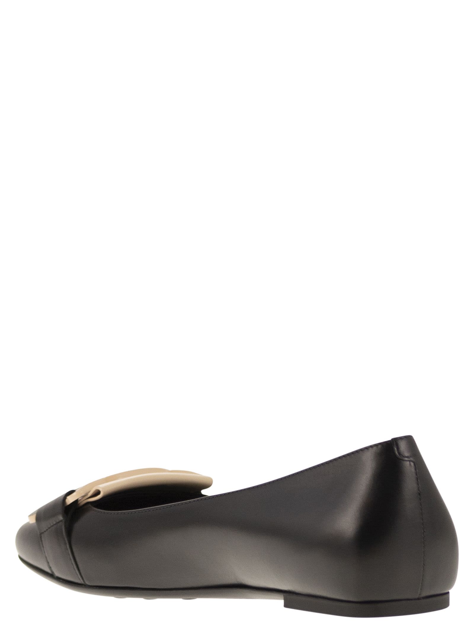 Shop Tod's Leather Ballerina With Chain In Black