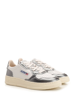 Shop Autry Medalist Low Sneakers In Bianco