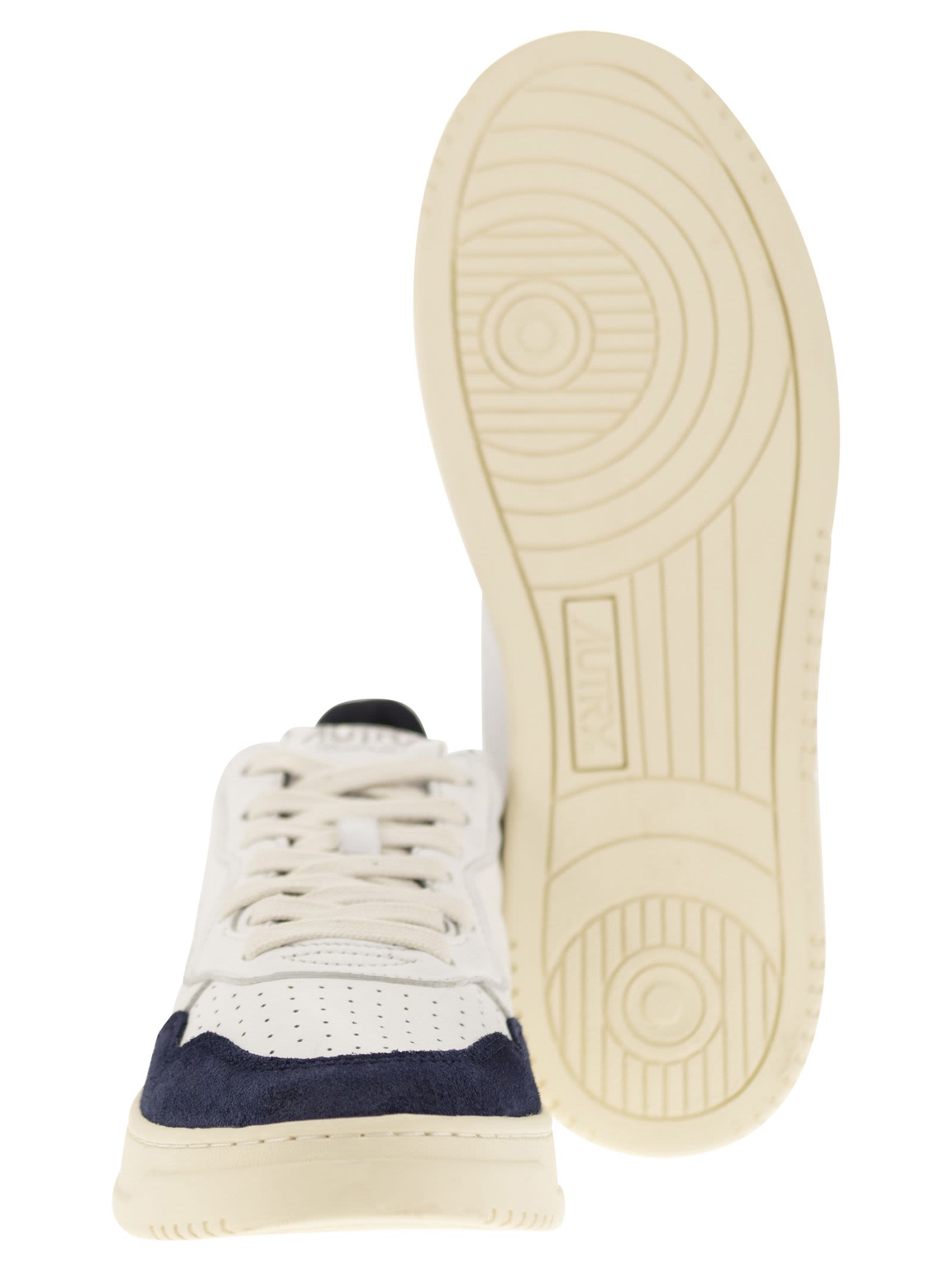 Autry Medalist Low Sneakers In White/blu