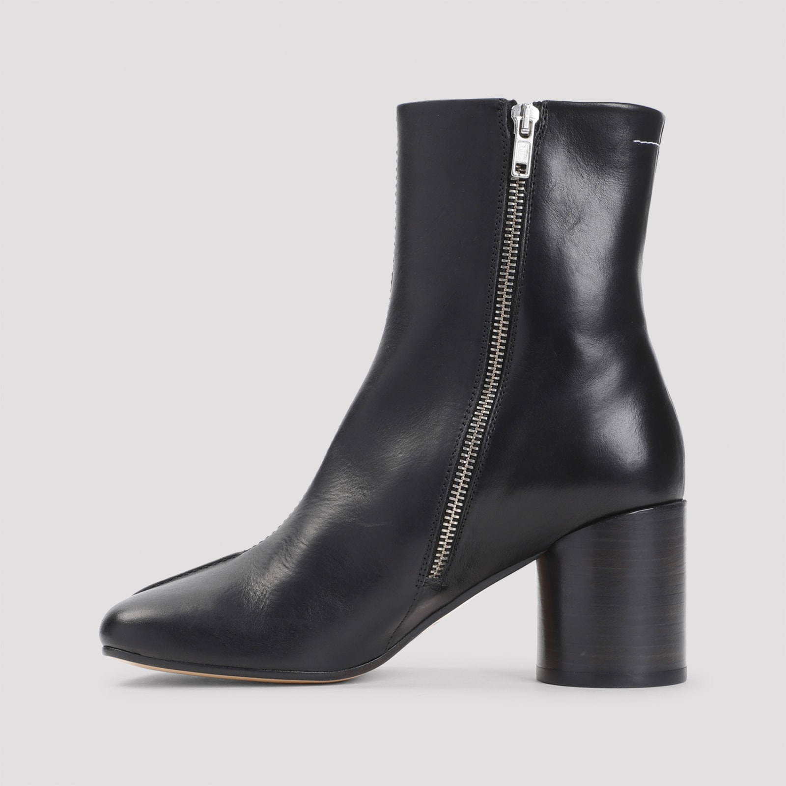 Mm6 Maison Margiela Round Toe Leather Ankle Boots With Seam Detailing In Black