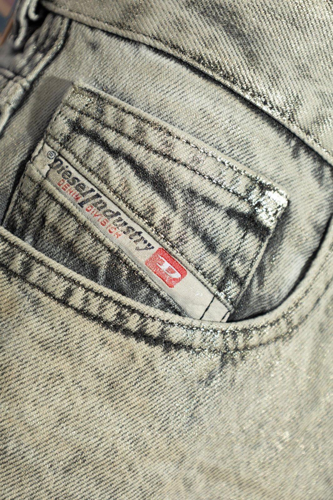 デニム・ジーパン DIESEL 1988 d-ark cotton jeans with laminated effect Grigio Diesel 1988 D-ark Cotton Jeans With Laminated Effect In
