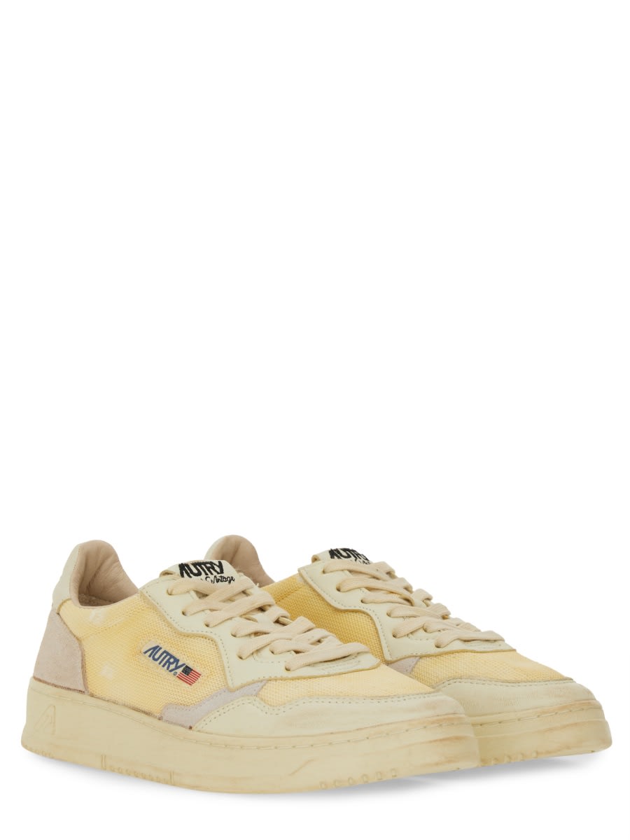 Autry Medalist Low Super Vintage Sneakers In Ivory