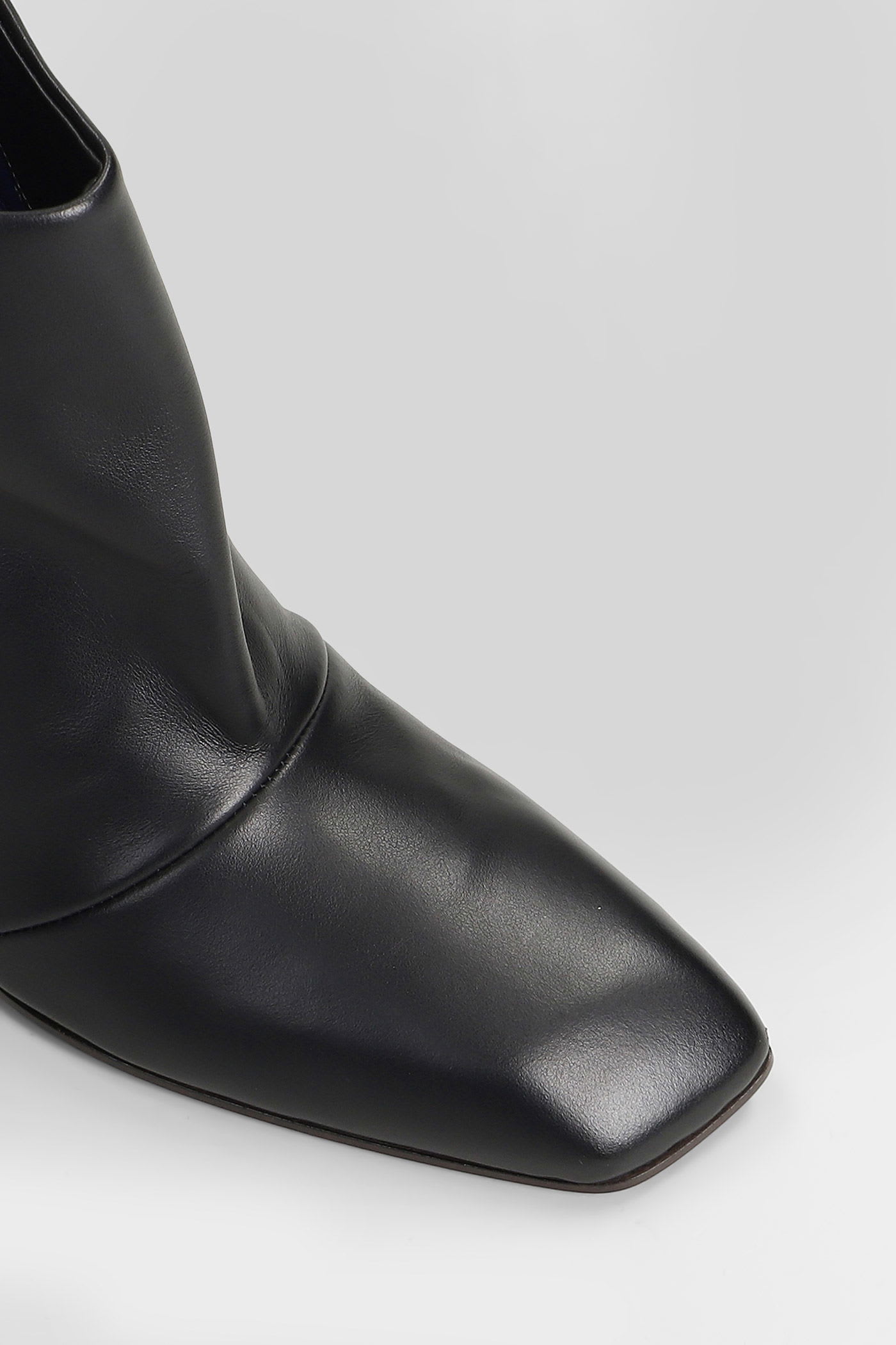 Vicini Cizin 30 Low Heels Ankle Boots In Black Leather In Black