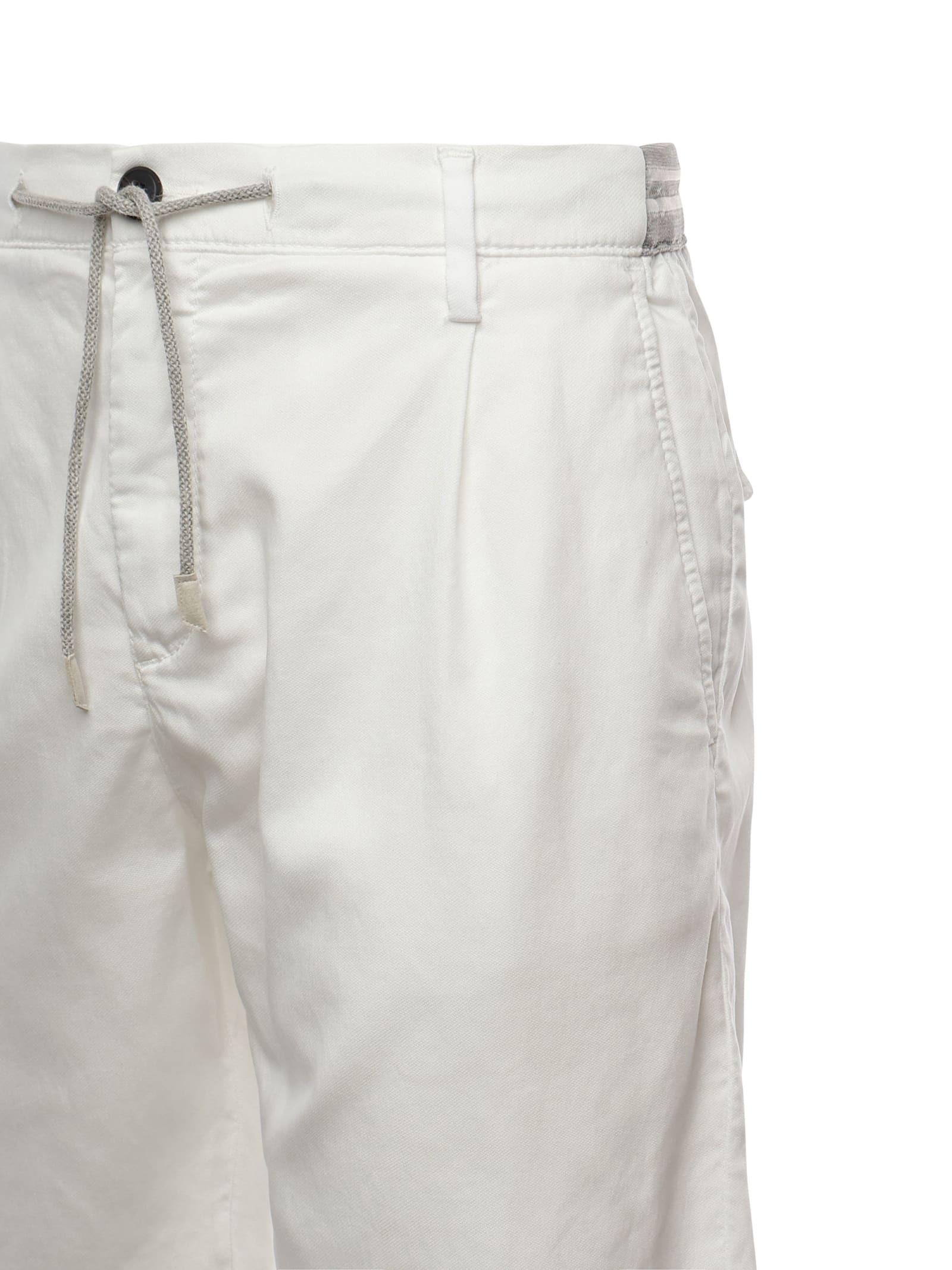 Shop Eleventy Bermuda Jogger In White