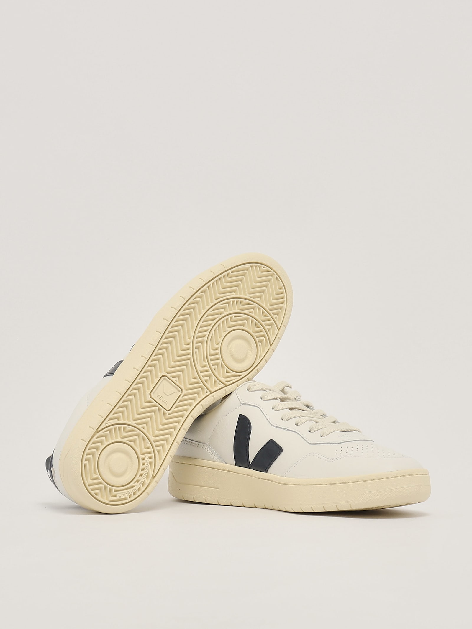 Shop Veja Sneakers Sneaker In Bianco