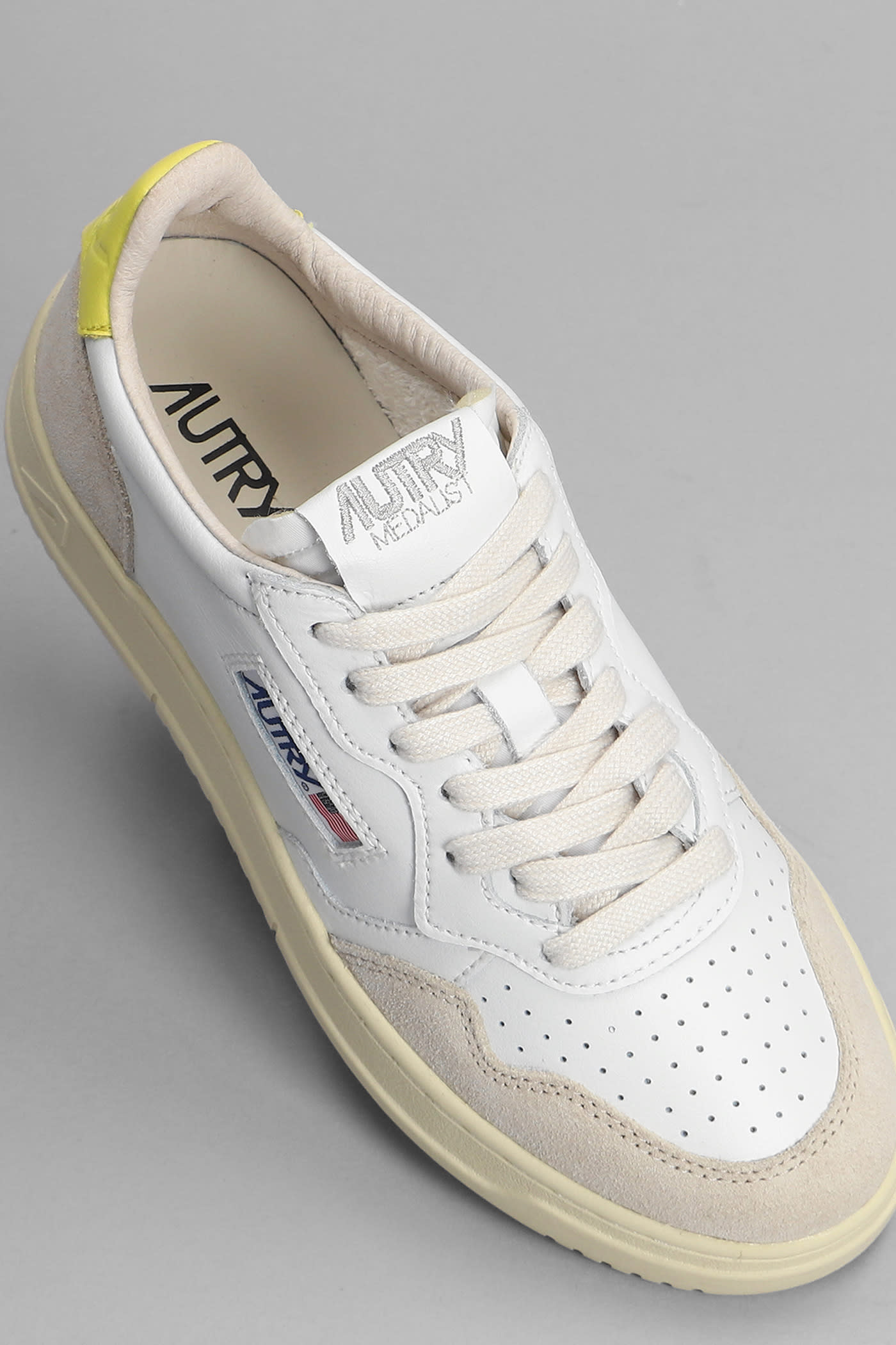 Autry 01 Sneakers In White Suede And Leather In White