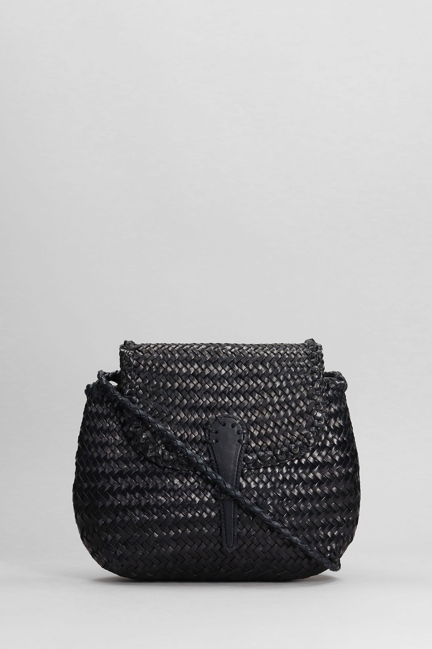 Shop Dragon Diffusion Minsu Shoulder Bag In Black Leather In Leather Color