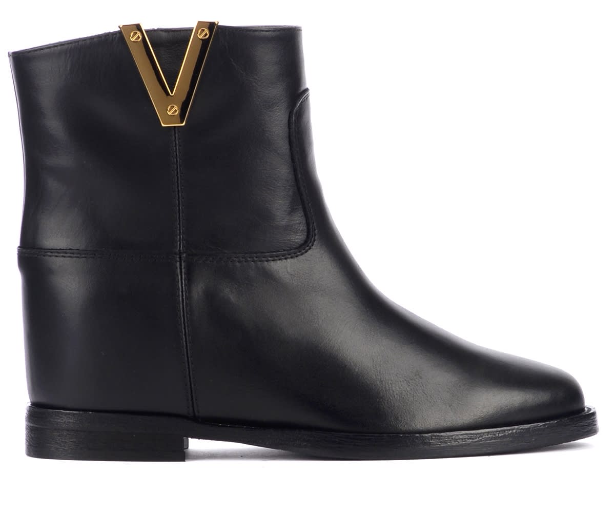 Via Roma 15 Ankle Boot In Black Leather With Golden V